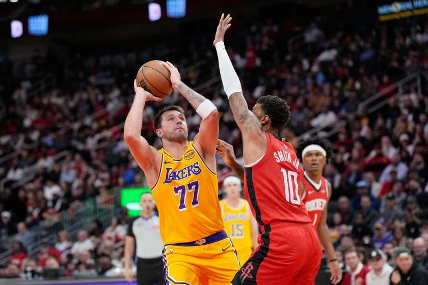 Lakers Dominate Rockets 107-94 in Six-Game Victory Sweep!