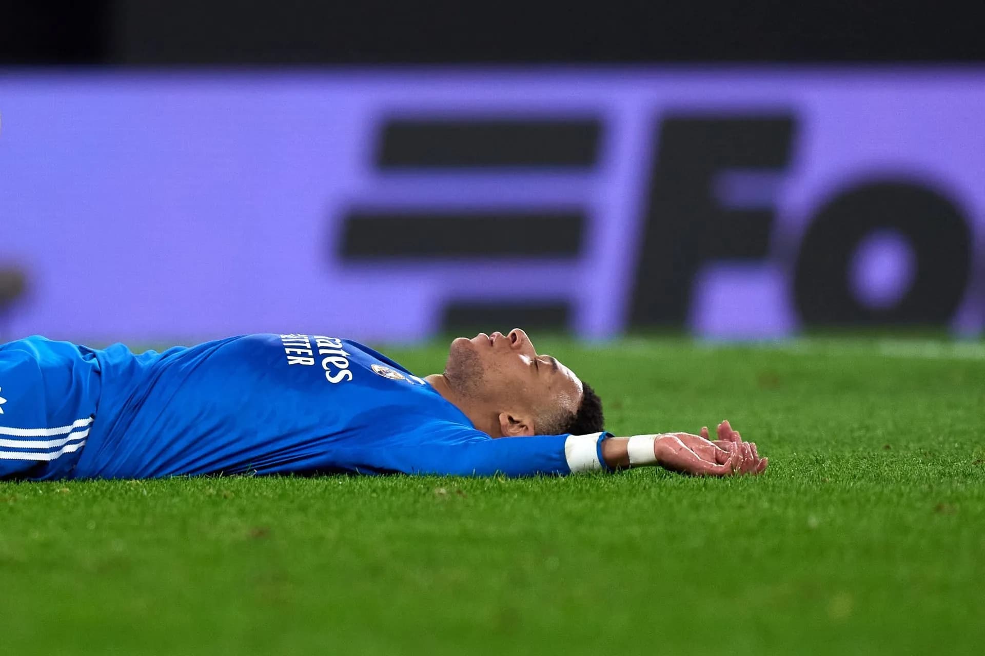 New Headline: "Manchester United Triumphs in Champions League Quarterfinal Against Unlikely N'Zukanzi