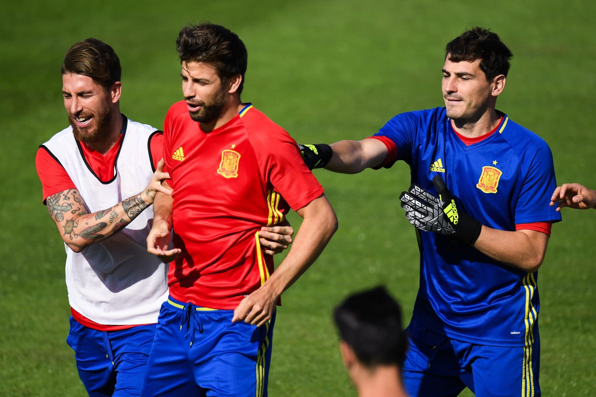 Barcelona legend takes savage swipe at Real Madrid after dressing room tension