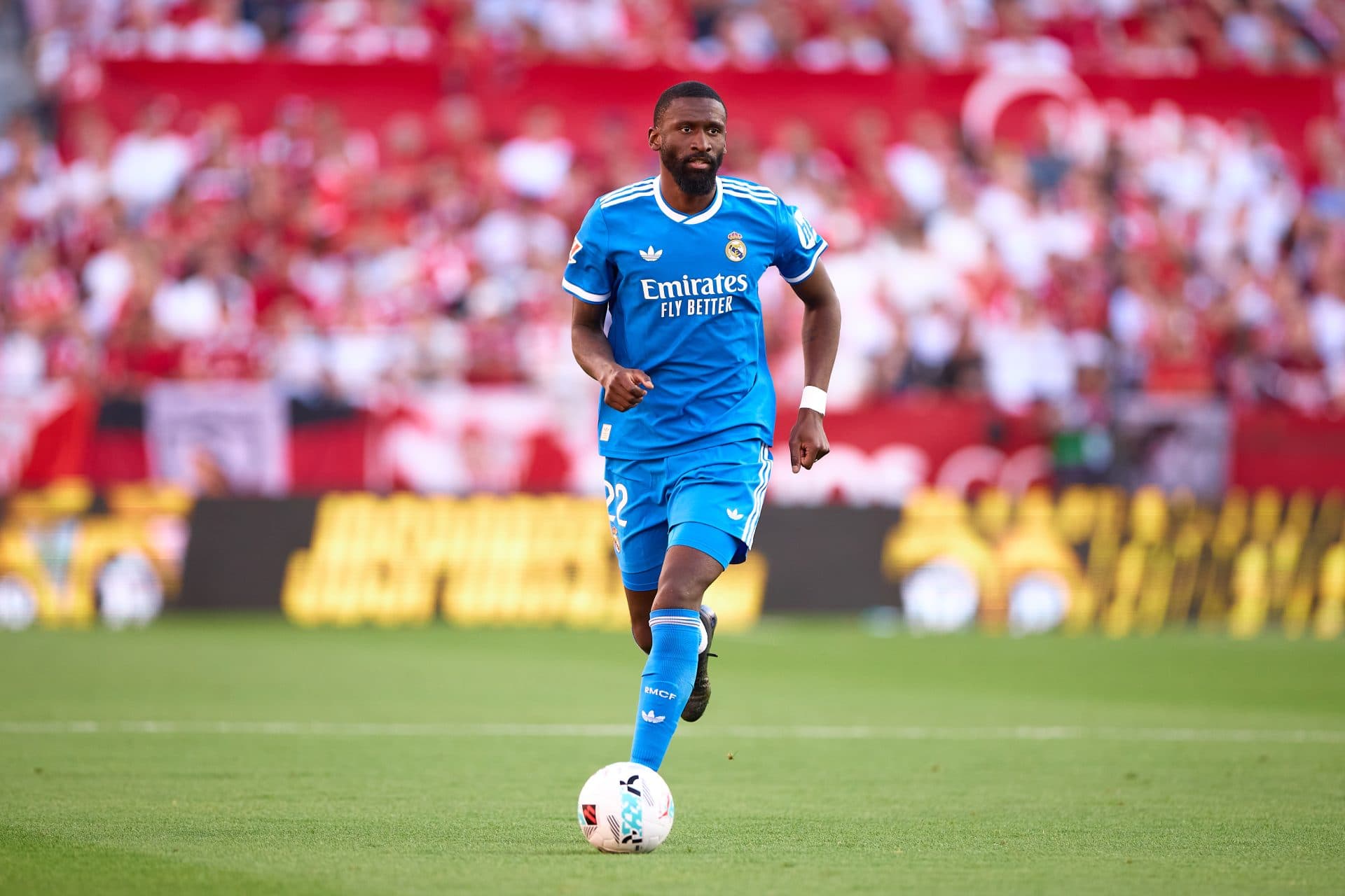 Real Madrid defensive mainstay to sign one-year contract with a pay cut