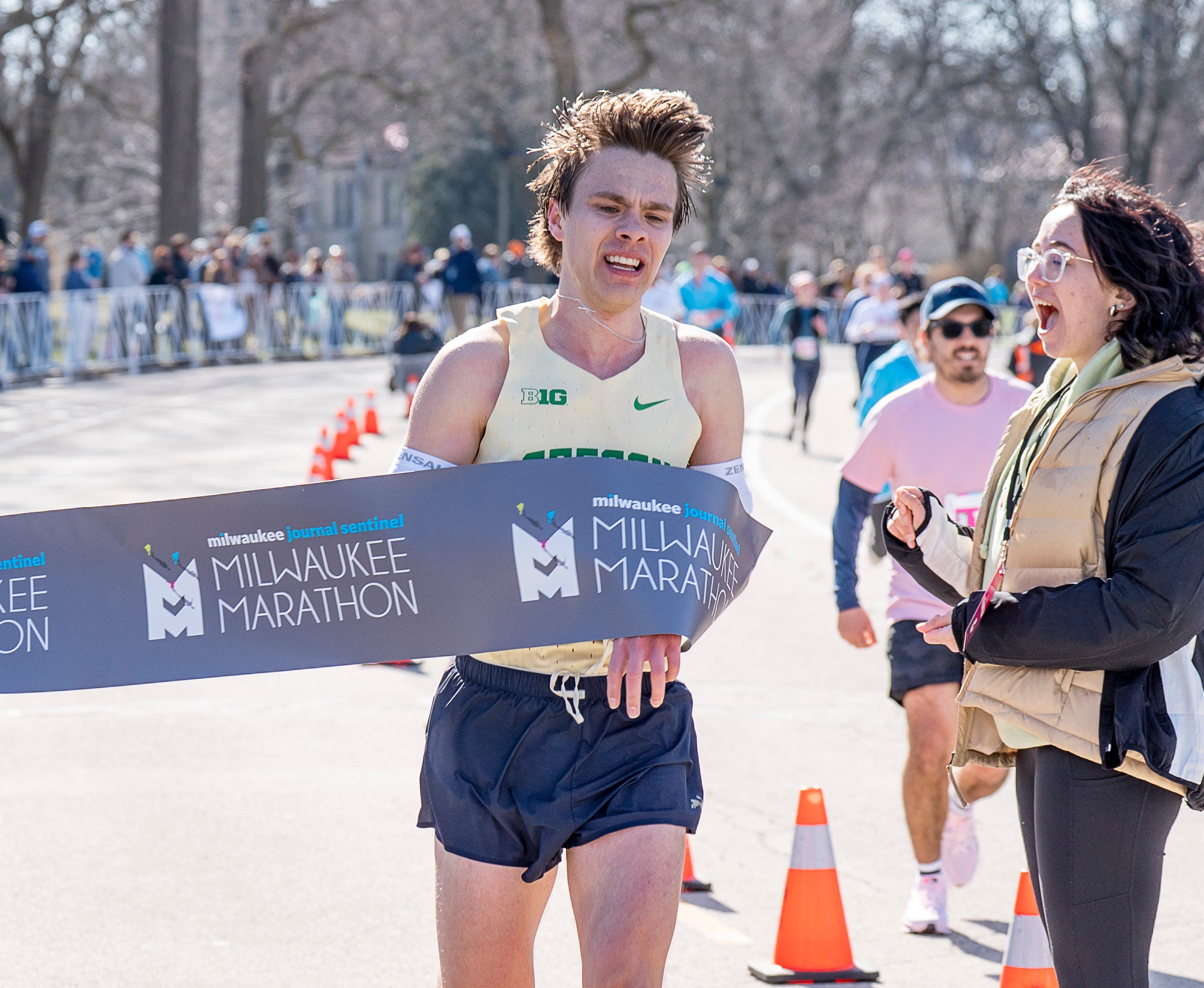 'Hobby jogger' sets PR in fastest time at 2026 Milwaukee Marathon