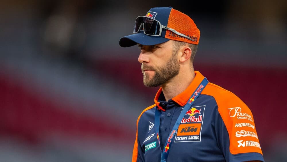 Eli Tomac traps Justin Cooper's leg in heat race crash, Tomac races in LCQ for first time in seven years