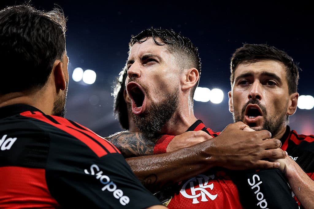 📹 Flamengo fight back to beat Santos, still near Z-4; watch the goals