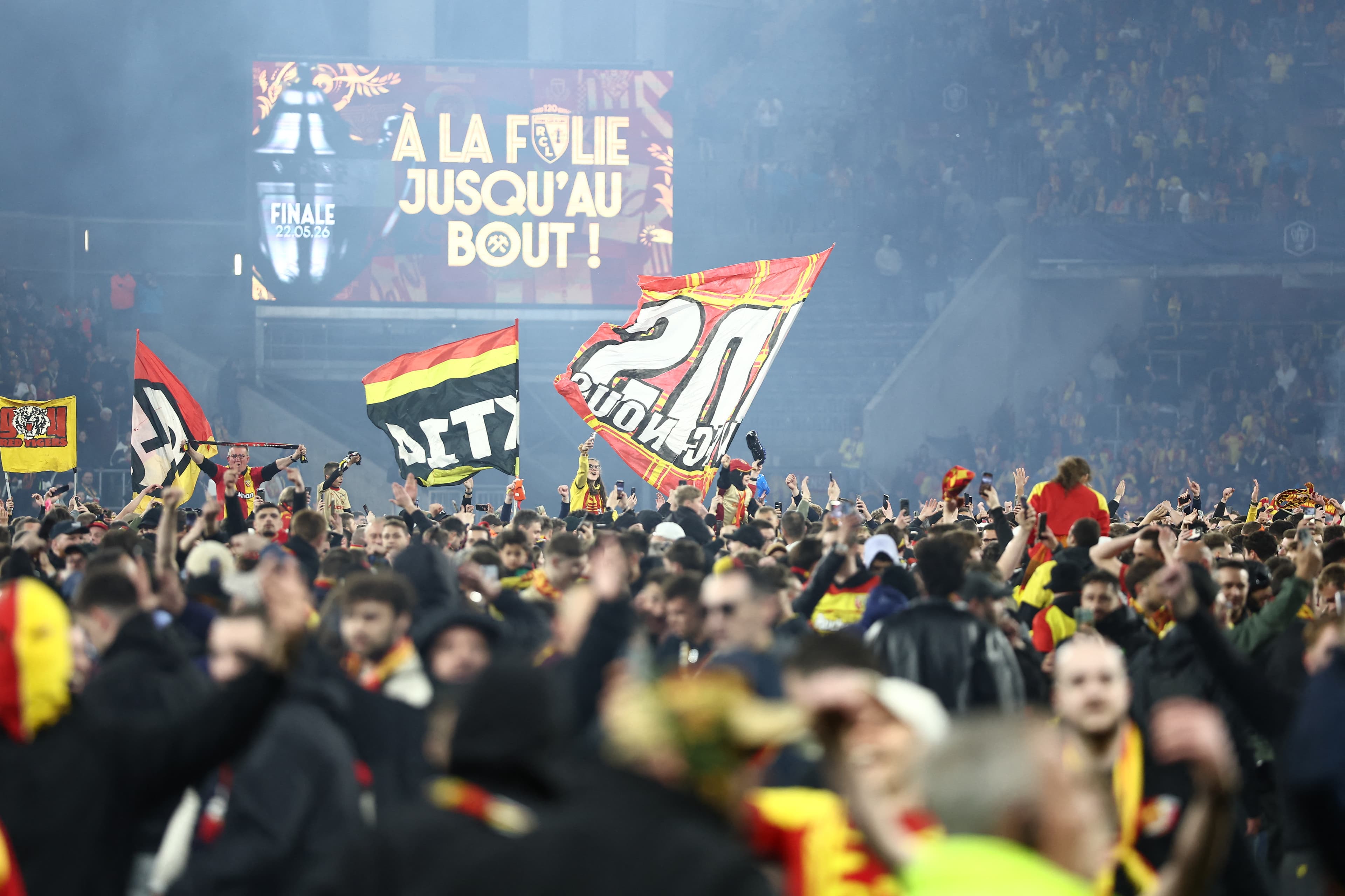 📸 First final since 1998: fans stage a pitch invasion of the highest order