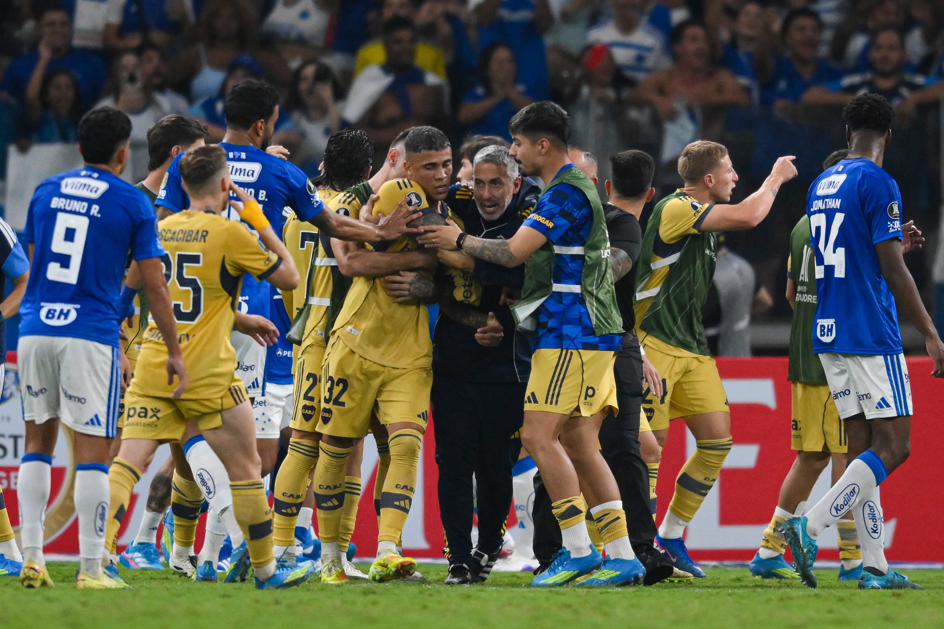 Cruzeiro win over Boca Juniors ends in chaos at Mineirão 📹