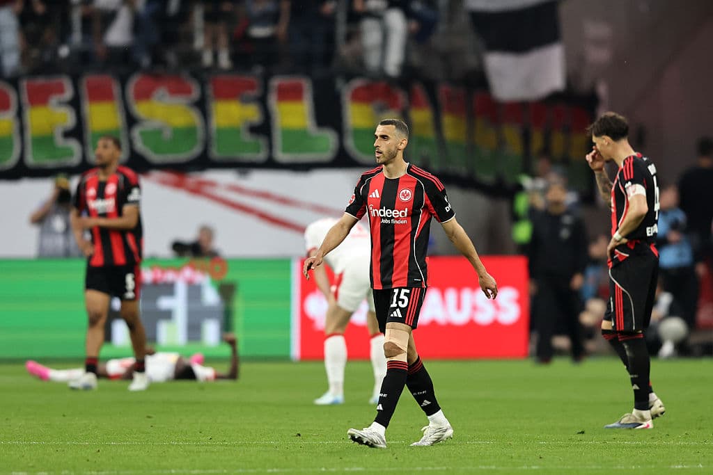 Warm words at the fiery presser: Riera hails an SGE star!