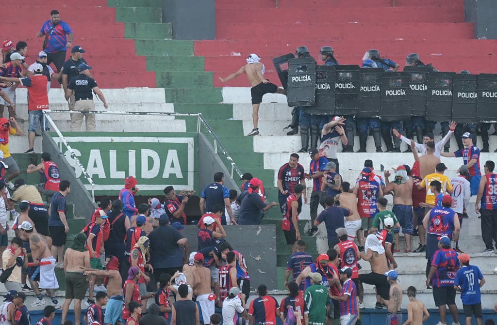 🎥 Chaos in Paraguay! Clash between police and fans halts the Clásico