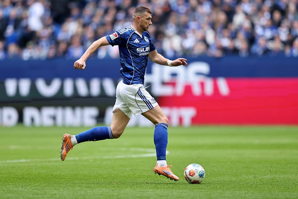 Schalke Cheers on 40th as Džeko Scores a Spectacular Goal in Final Bundesliga Match!