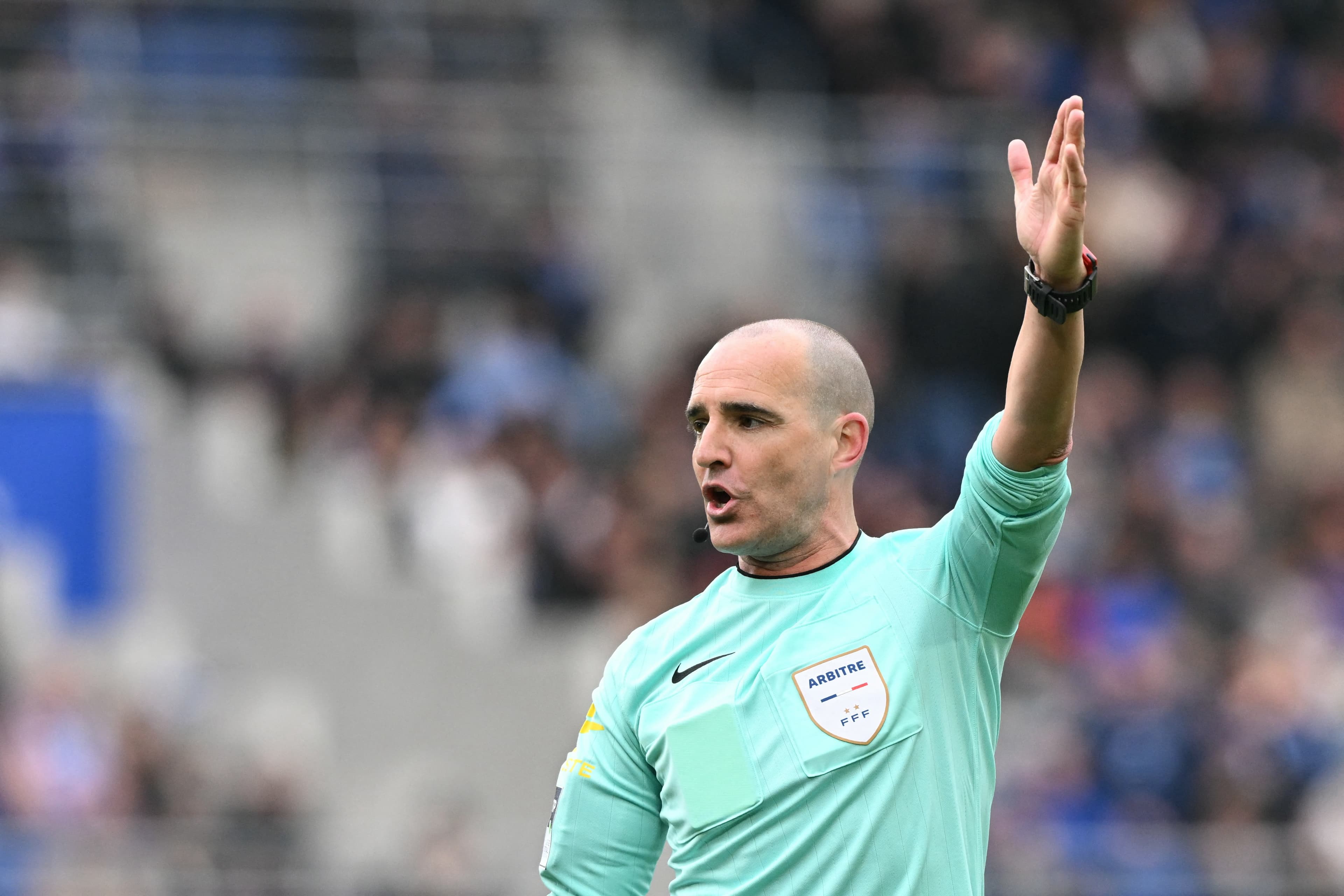 🚨 Referees’ mics to be trialled in Ligue 1 this weekend