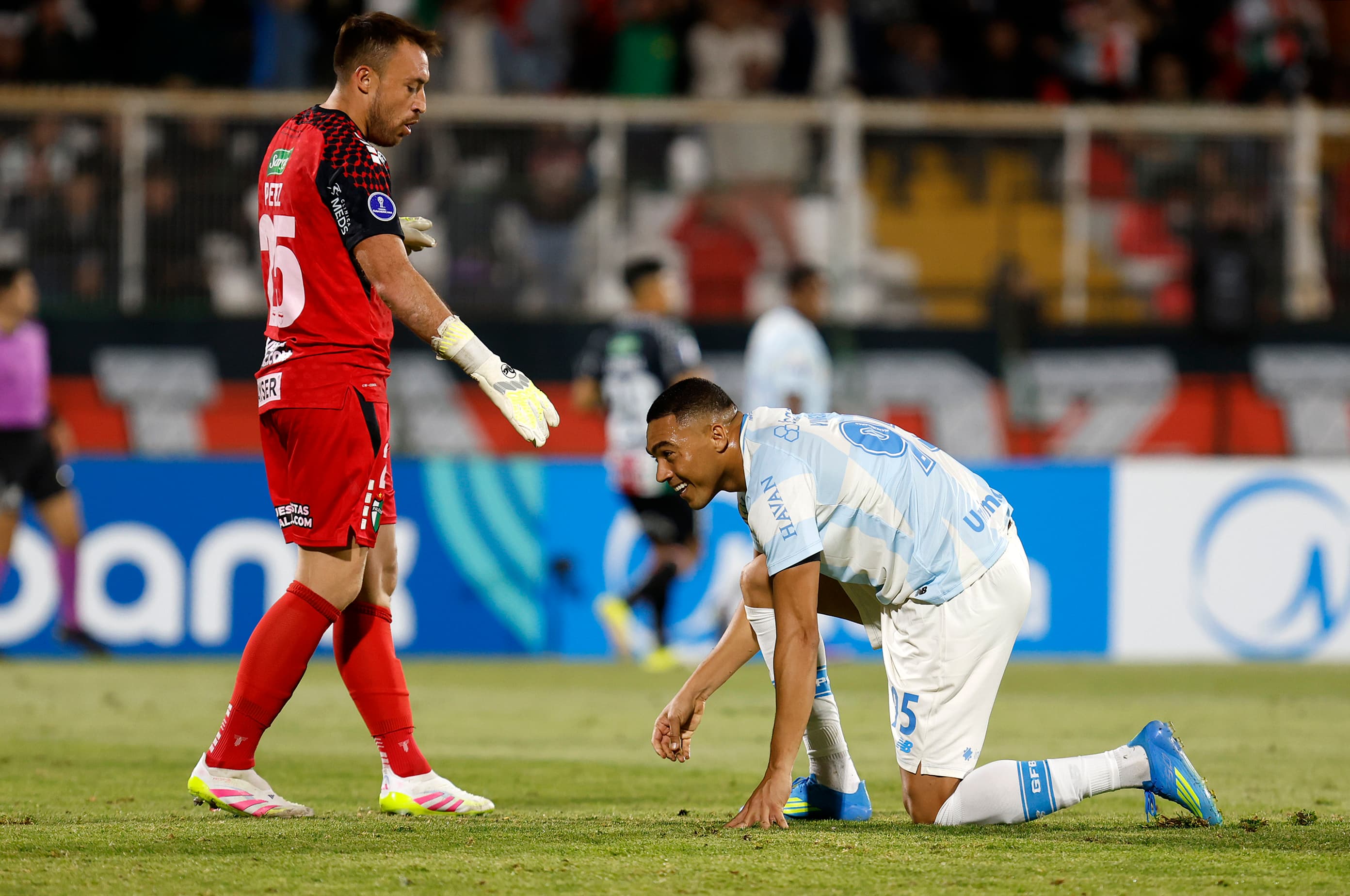 🎥 Utter madness! Carlos Vinícius misses the same penalty three times