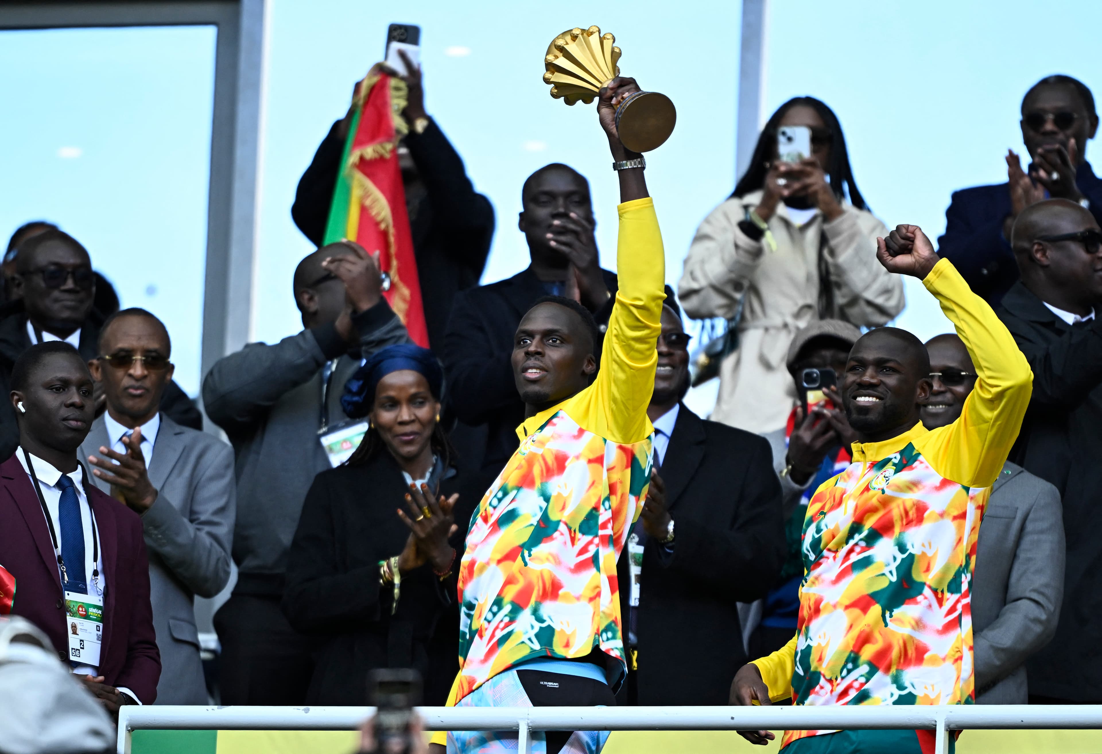 🎥 Despite title being revoked, Senegal show off Africa Cup to fans