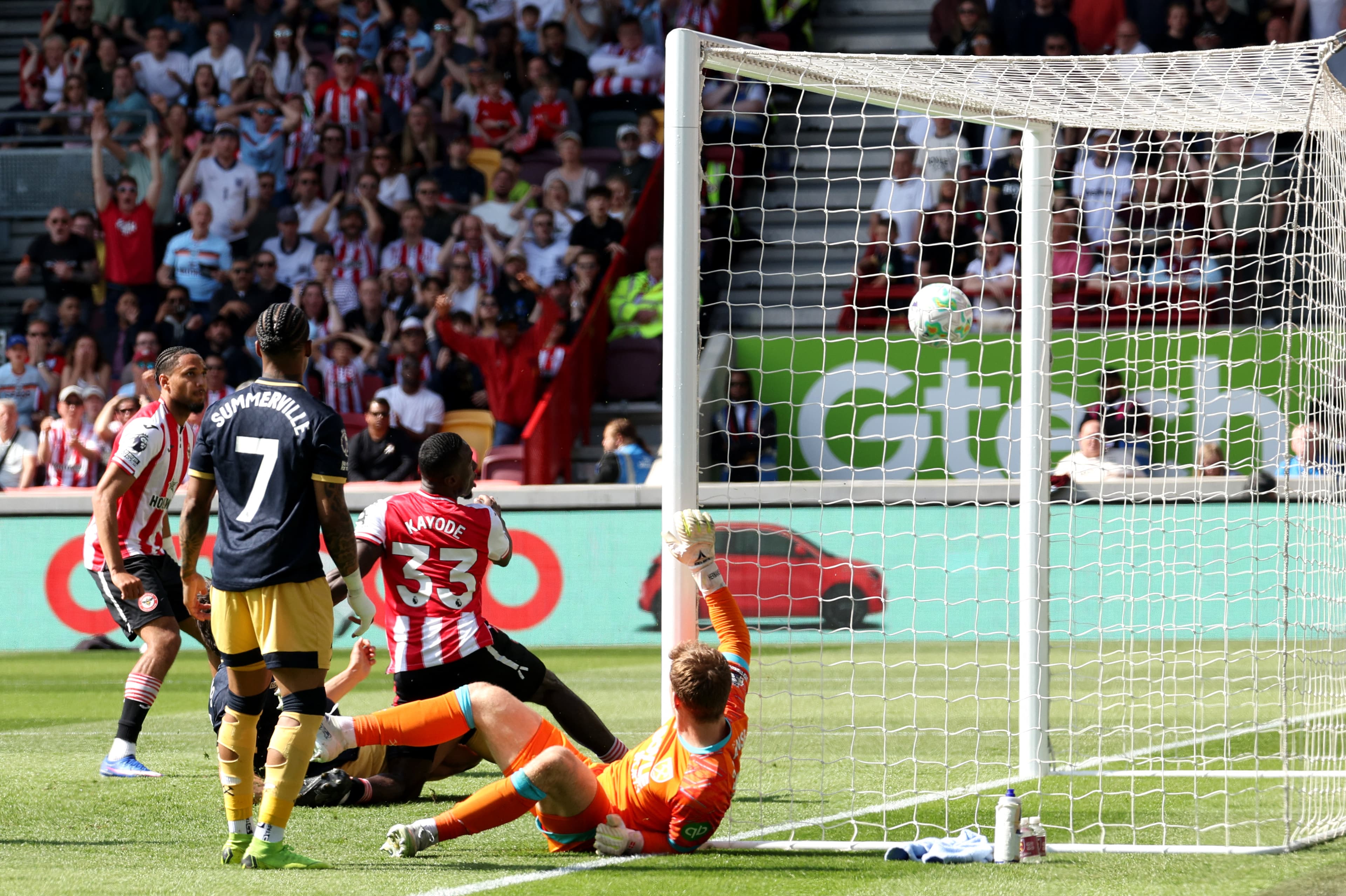 West Ham defender suffers double case of bad luck as Brentford lead 😓