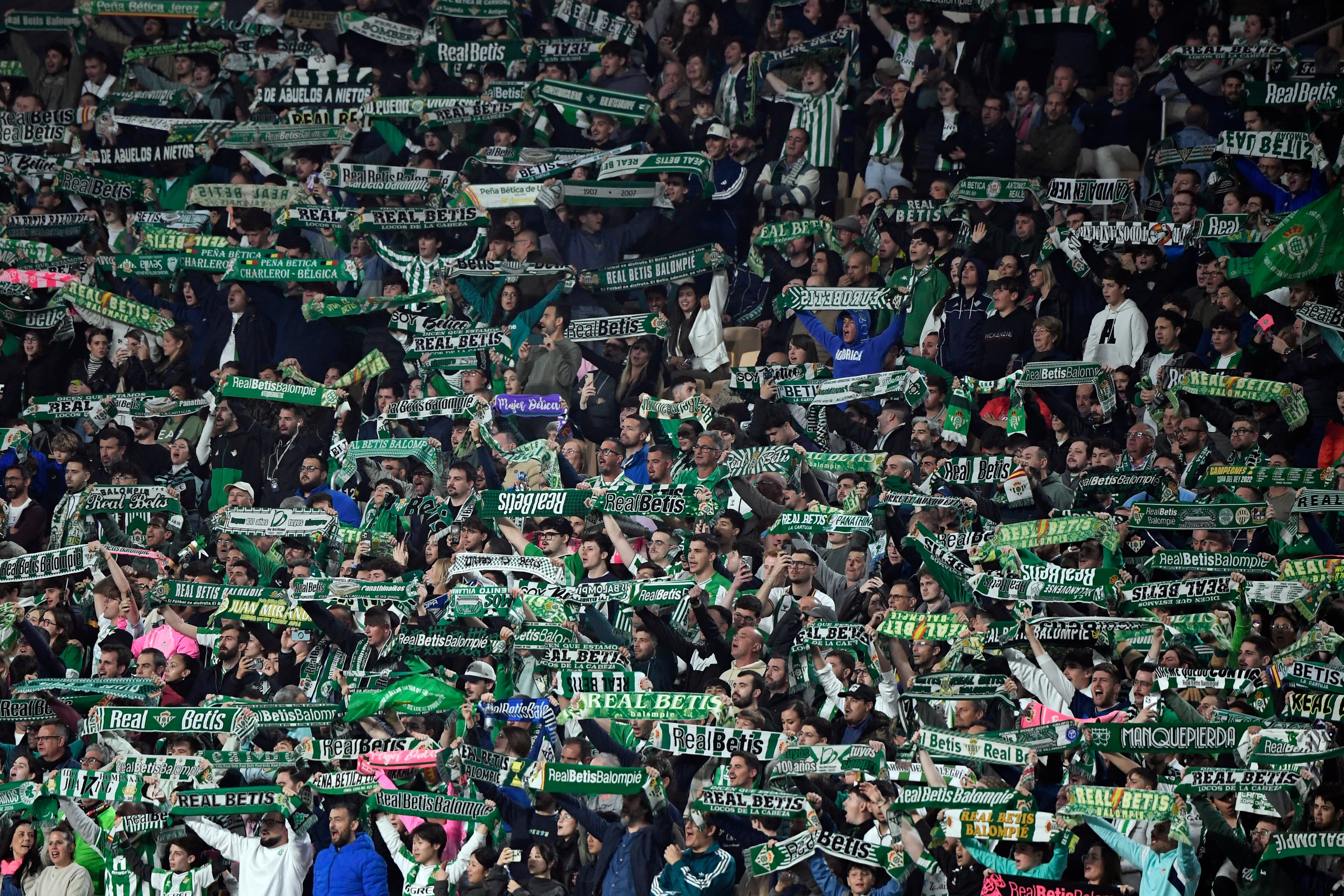 🎥 He’s not alone, 2,000 Betis fans turn Braga green and white 💚🤍