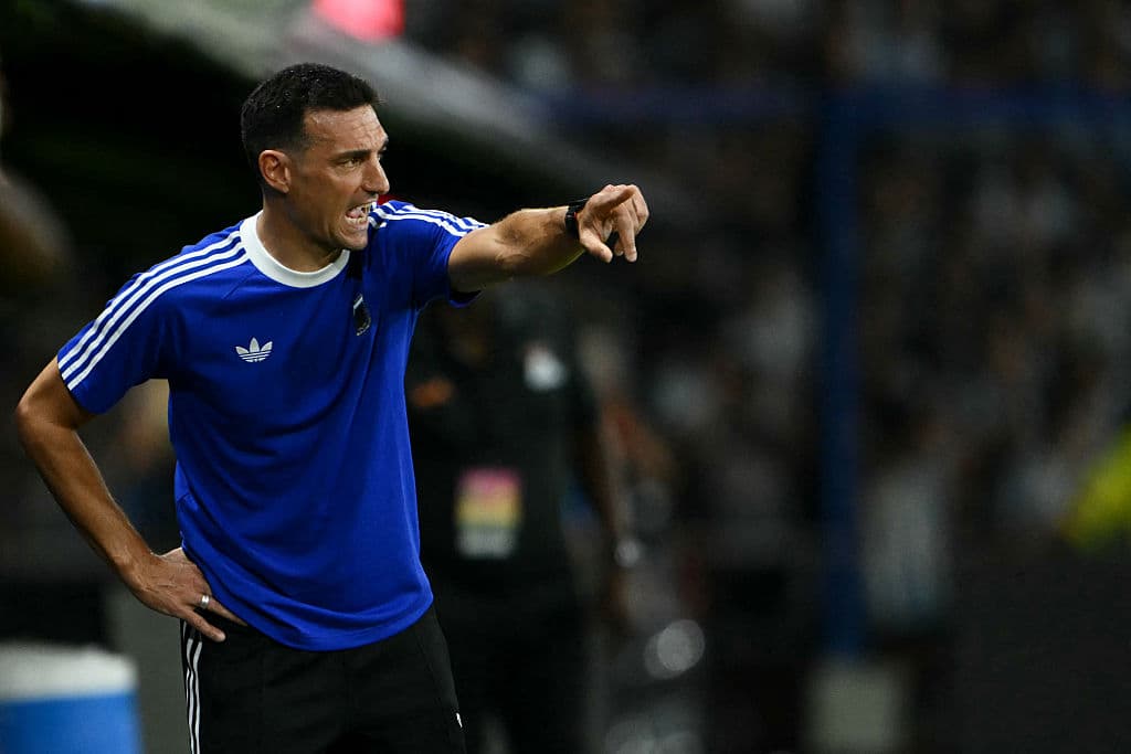 😳Bizarre moment: a fan sneaks into Scaloni's press conference