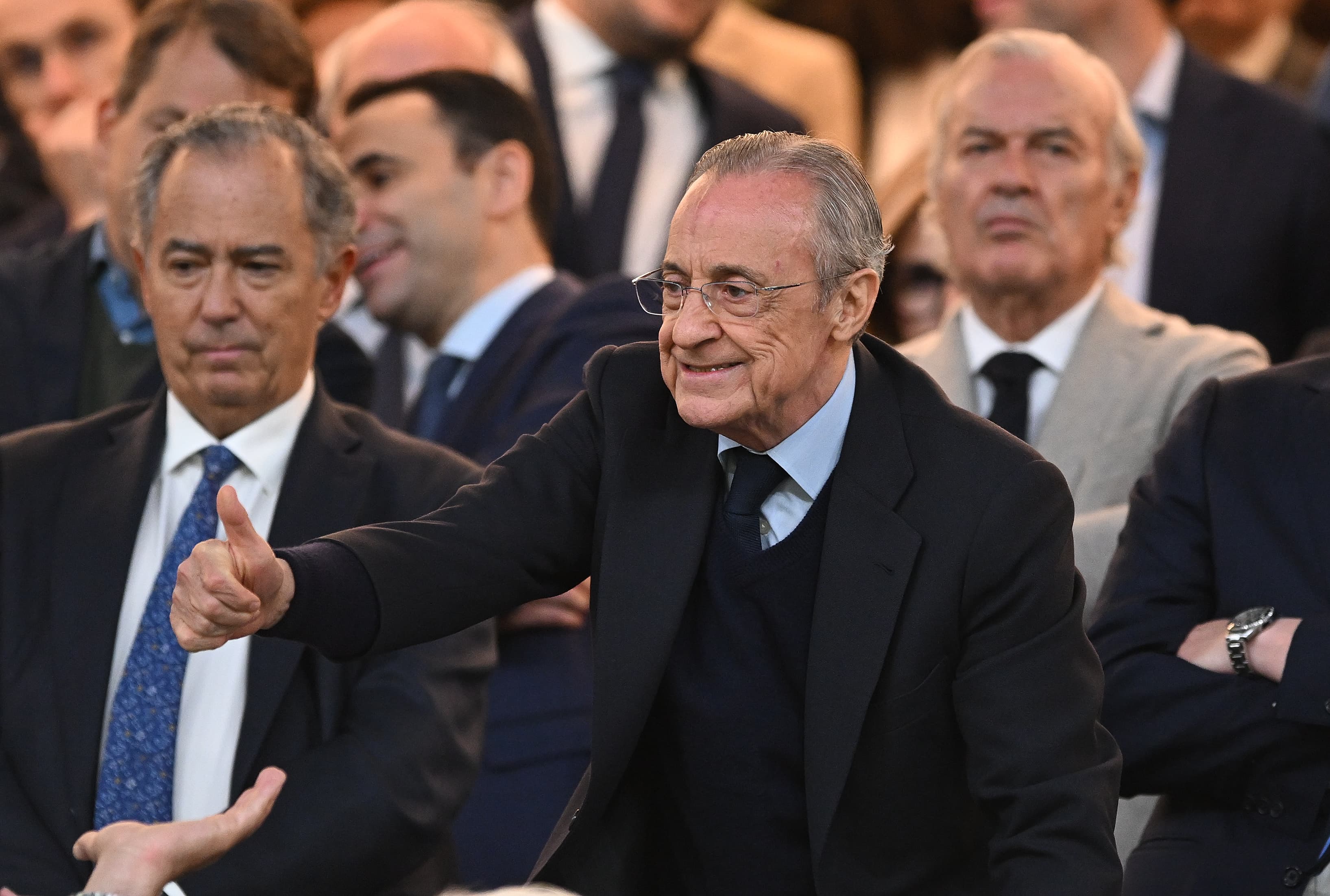 Real Madrid confirm Florentino Pérez bid and put up a banner