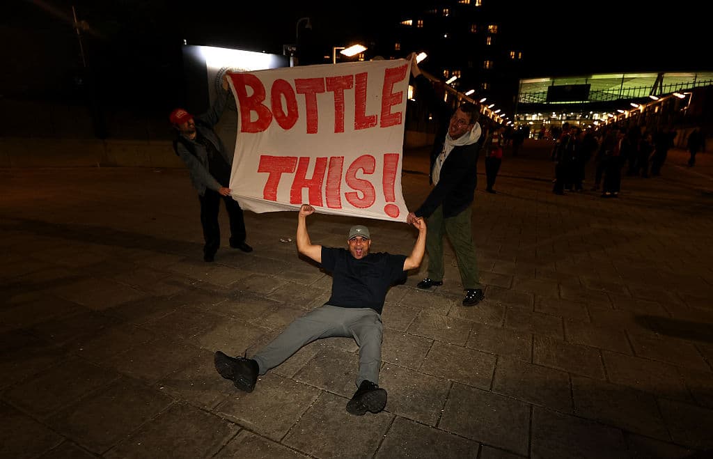 🎥 Bottles everywhere! How Arsenal's champions celebrated