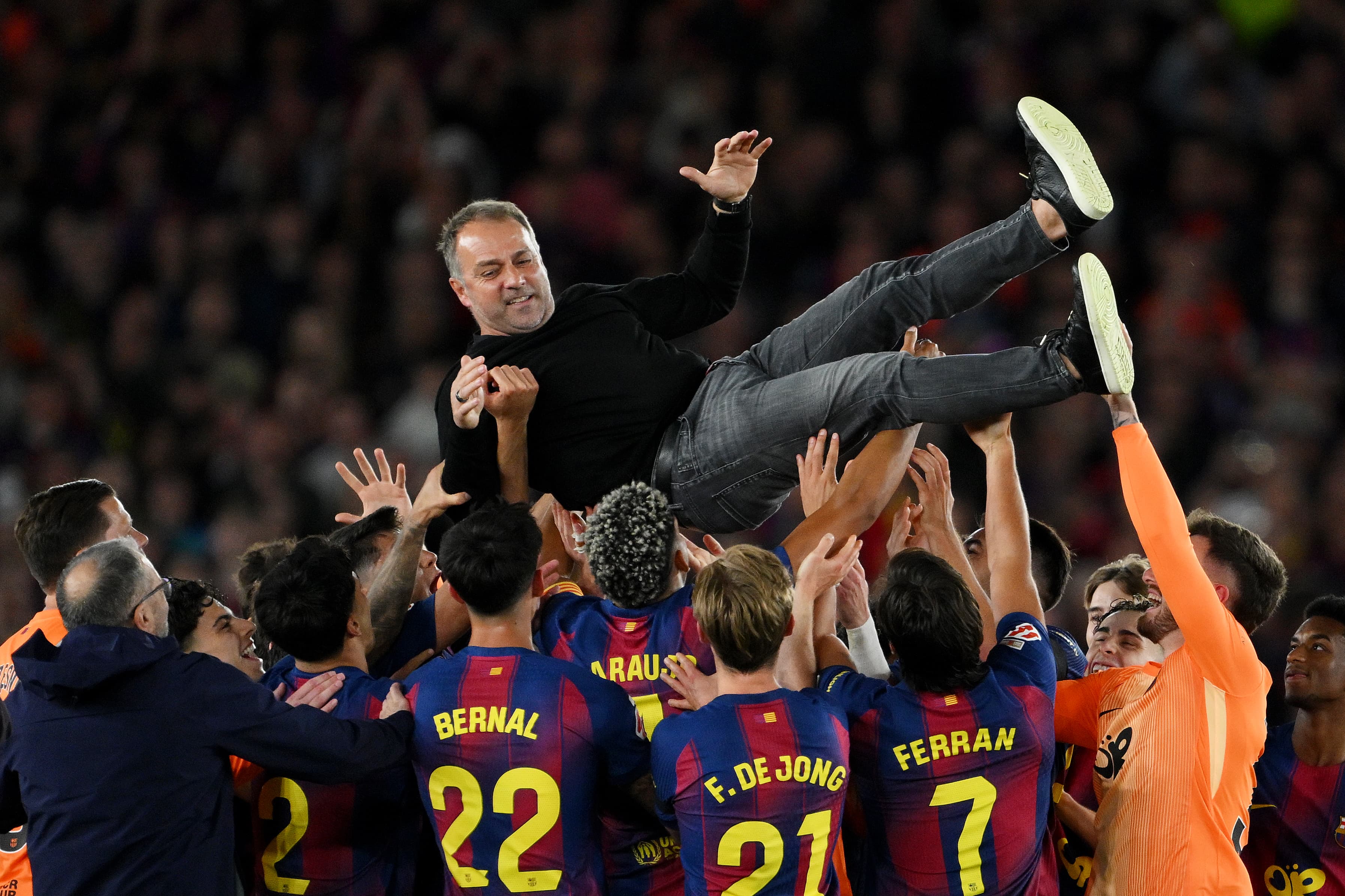 📸🔥 Flick carried aloft! How Barça celebrate league title No. 29
