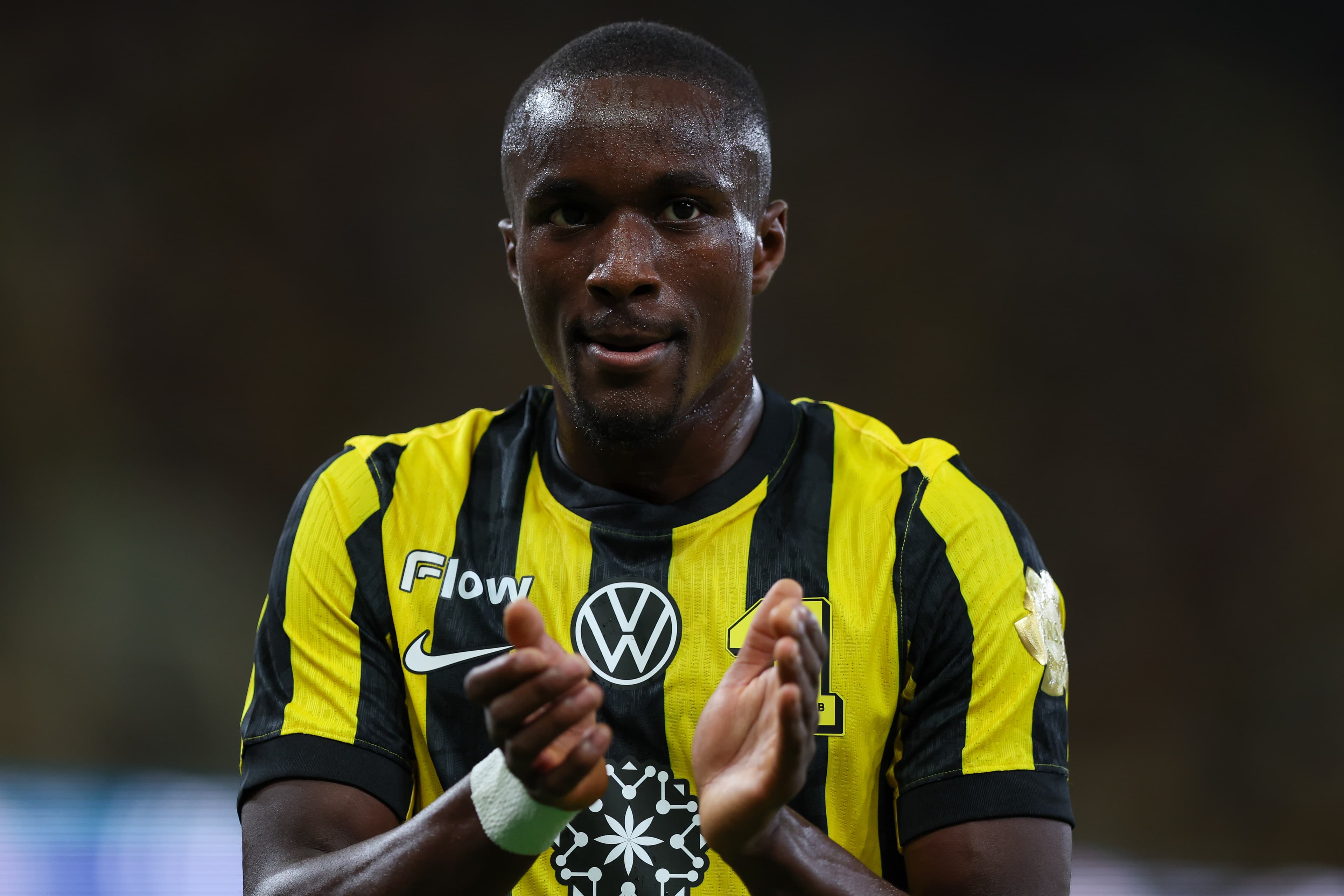 🎥 Complete meltdown! This 🇫🇷 player sent off for a kick downstairs 😱