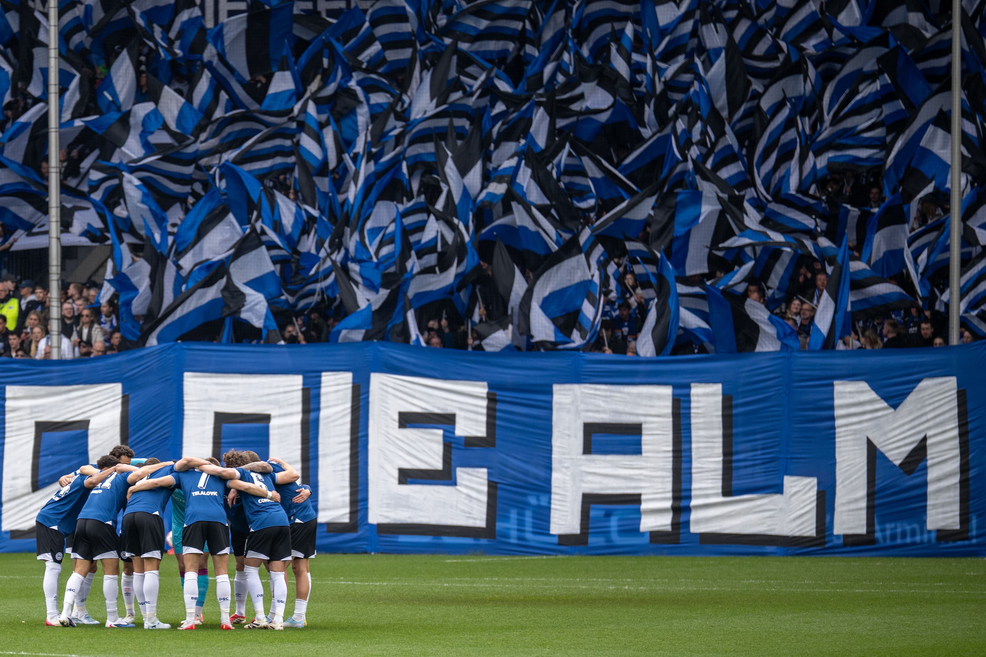 📸 From field to stadium: second-tier fans salute with epic tifo