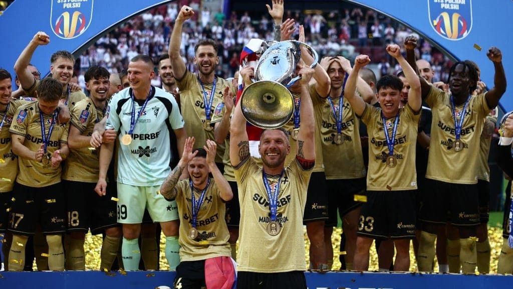 🎥 World Cup winner for 🇩🇪 lifts trophy with boyhood club at 40