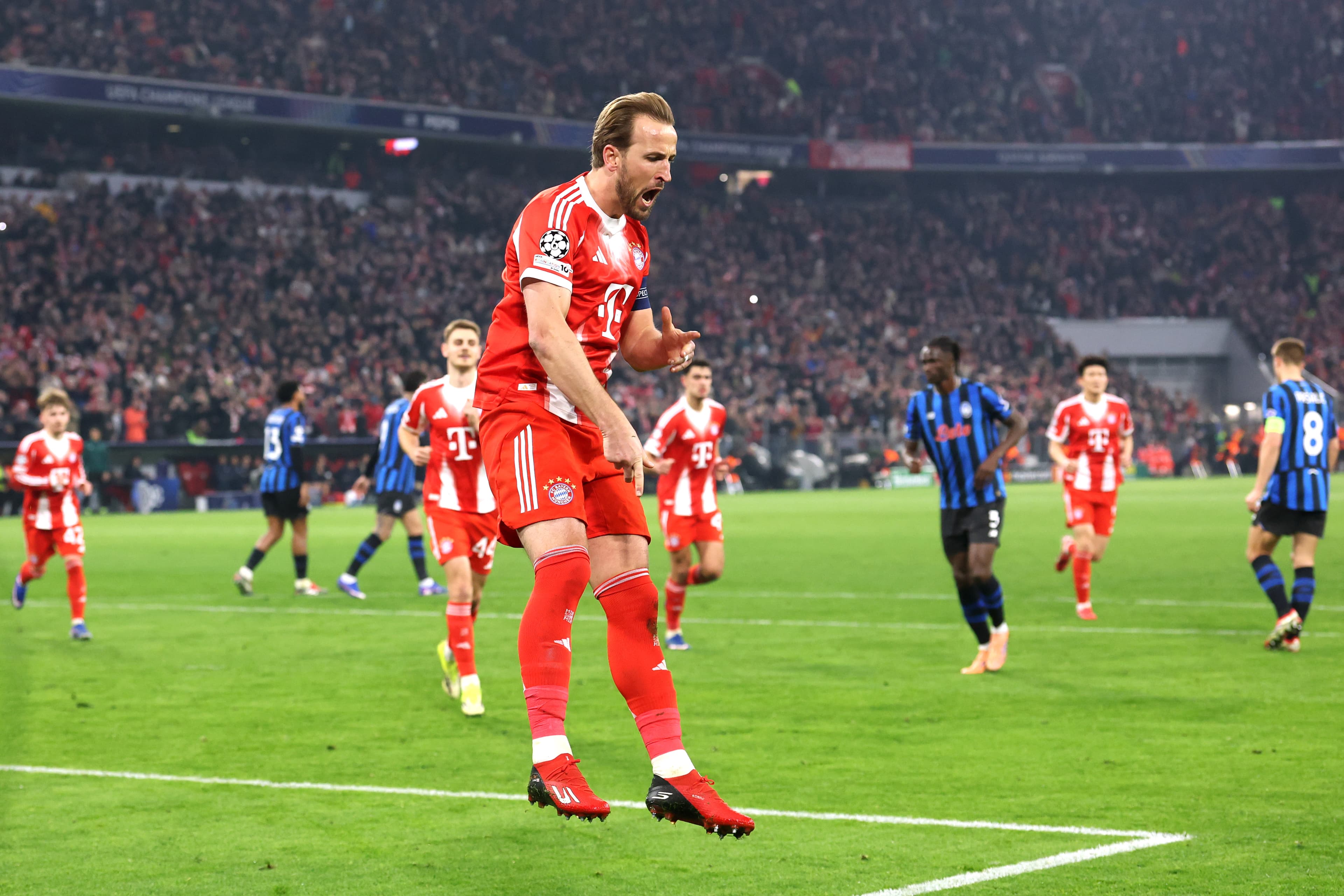 Kane scores at second attempt to continue stunning Bayern form 🔥