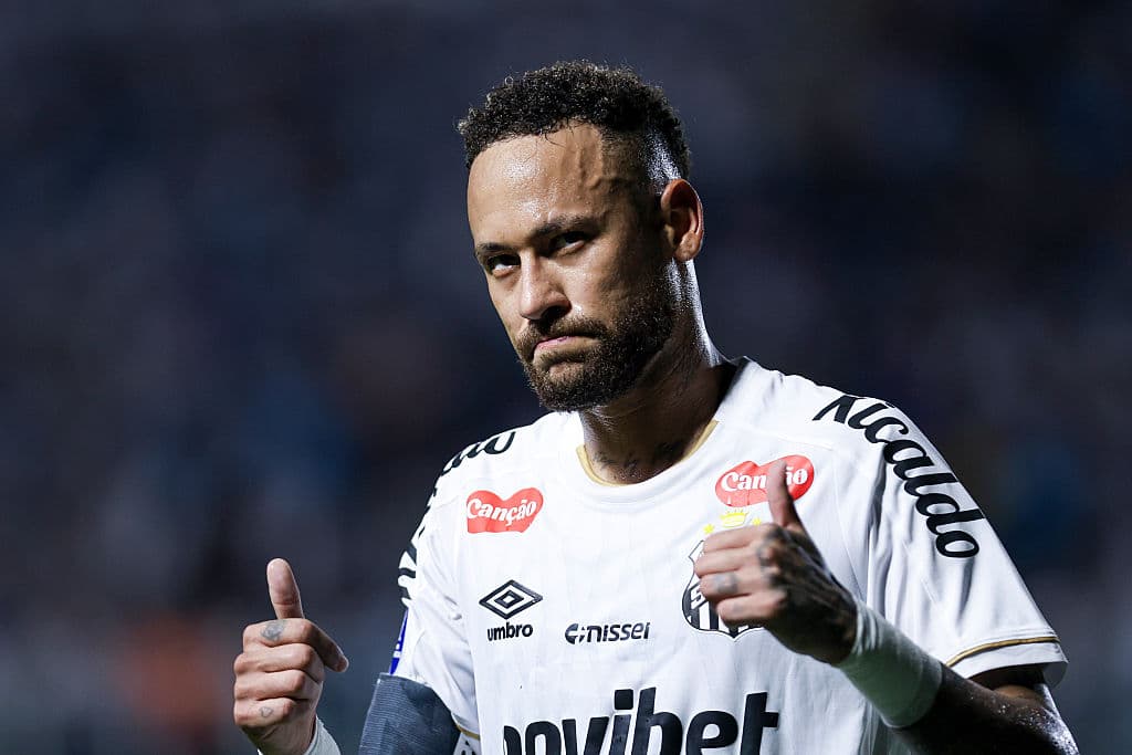 📹 Neymar clashes with Santos fans, leaves Vila Belmiro to boos