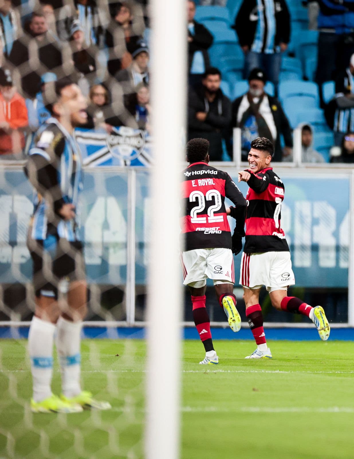 Flamengo dominate, beat Grêmio away and make it 10 unbeaten