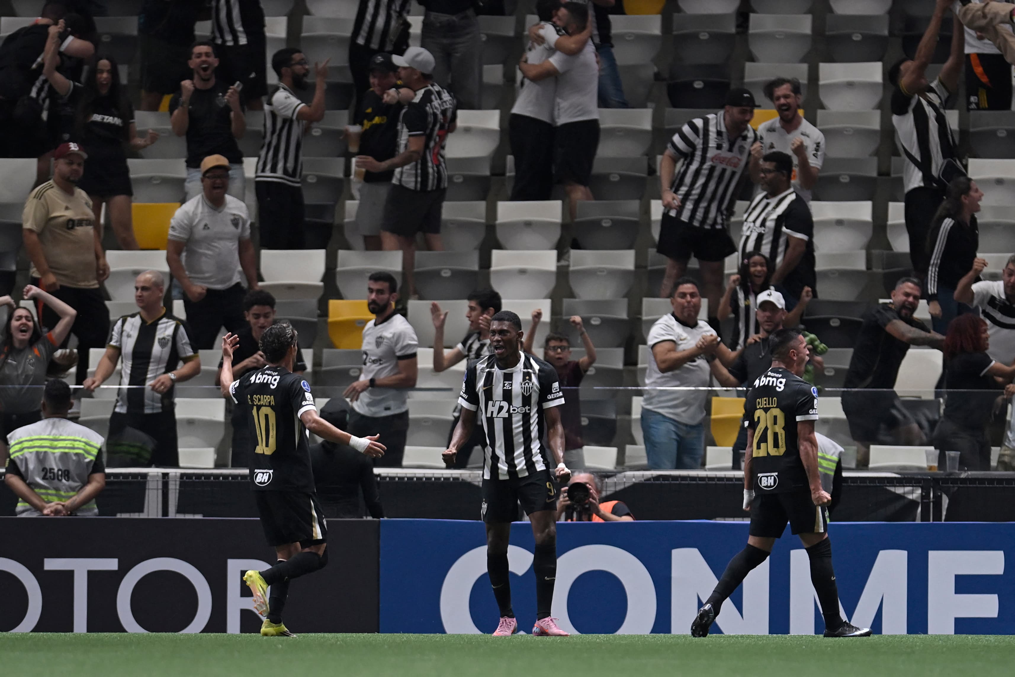 Cassierra matches Atlético-MG's top scorer, eases Hulk exit