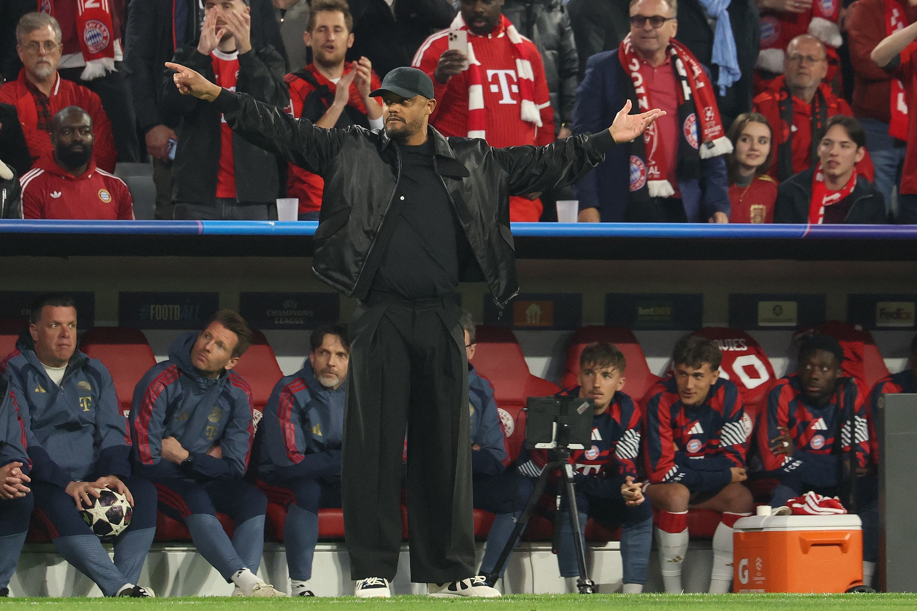 📸 Bayern left reeling after controversial handball decisions in UCL clash