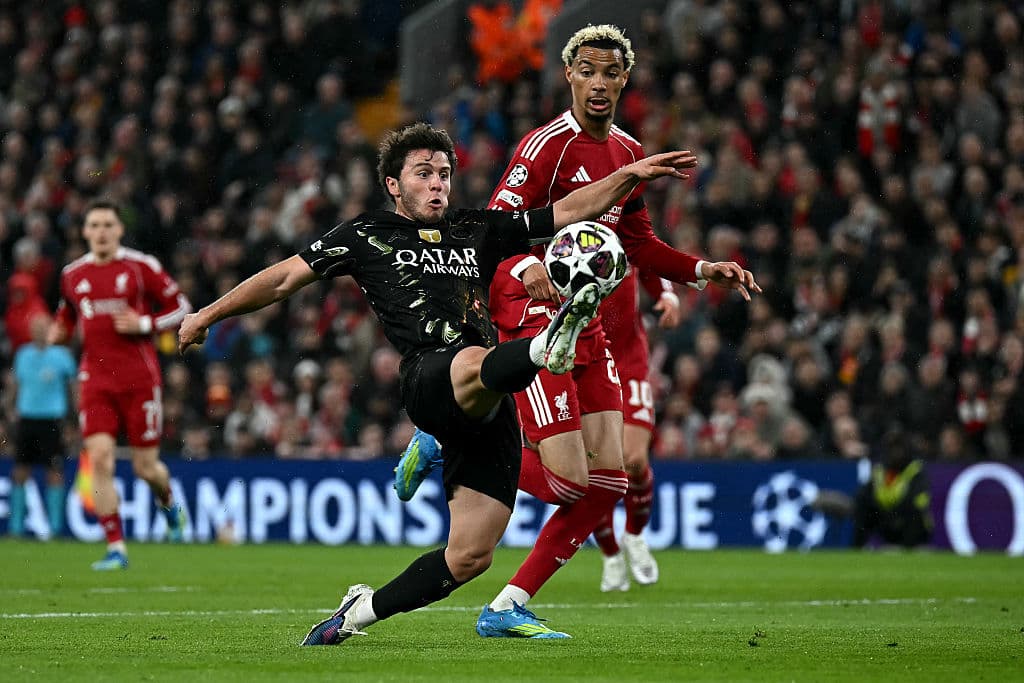 😩 Salah replaces him! Reds star stretchered off