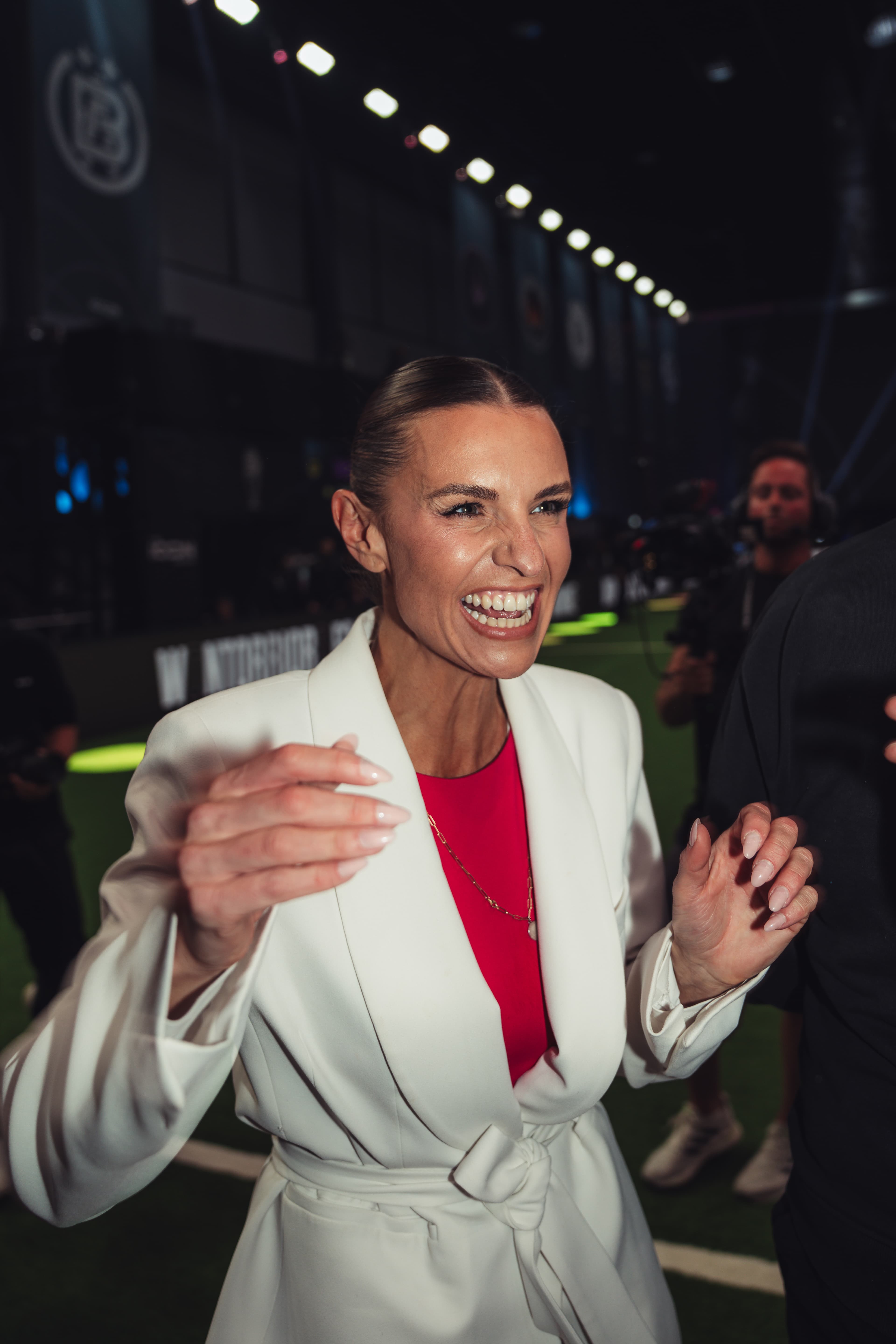 😍 He’s got Laura Wontorra beaming: the Icon League play-ins team
