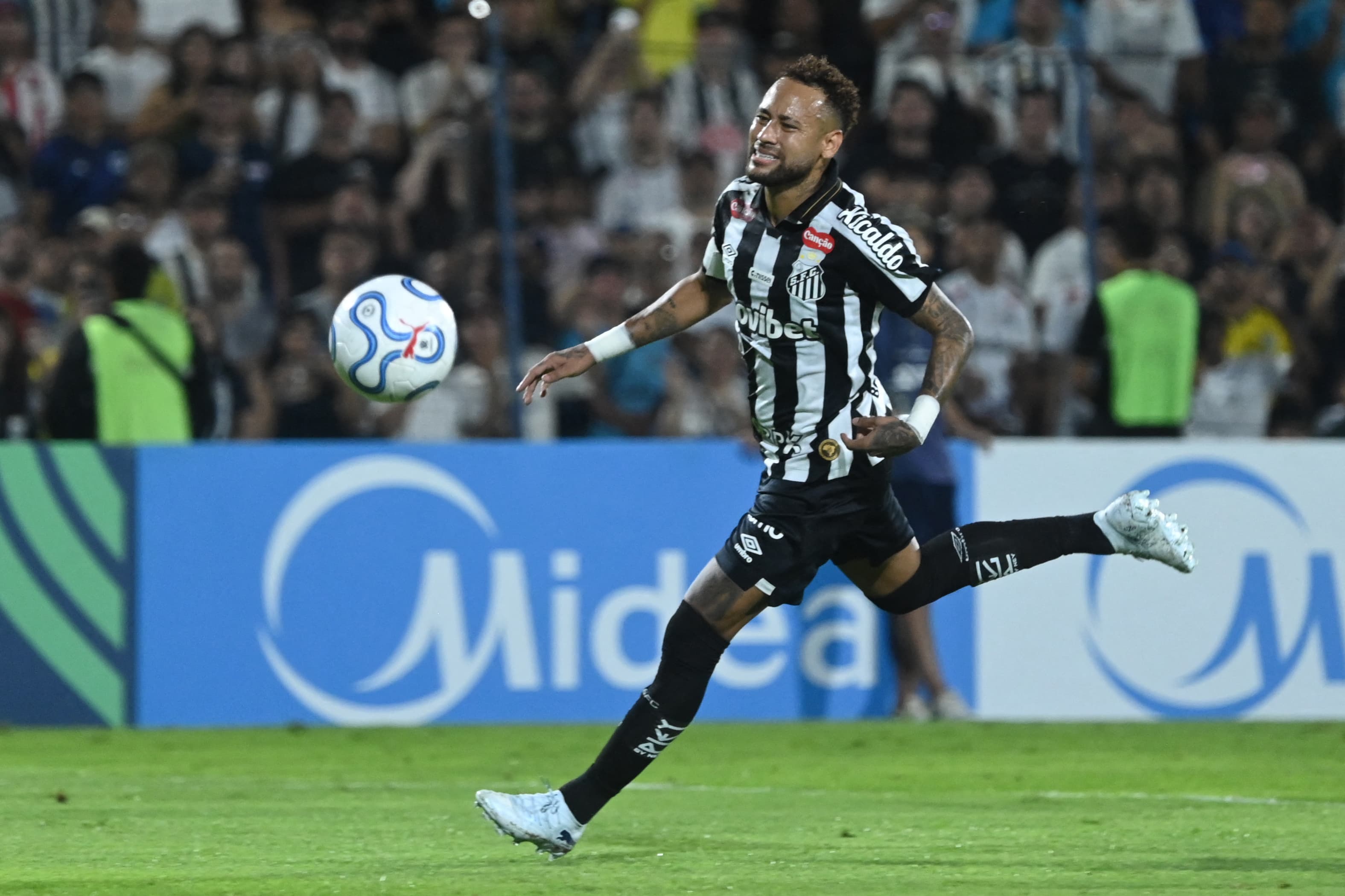 📹 Santos draw thanks to Neymar, with a pat for Robinho Jr in celebration