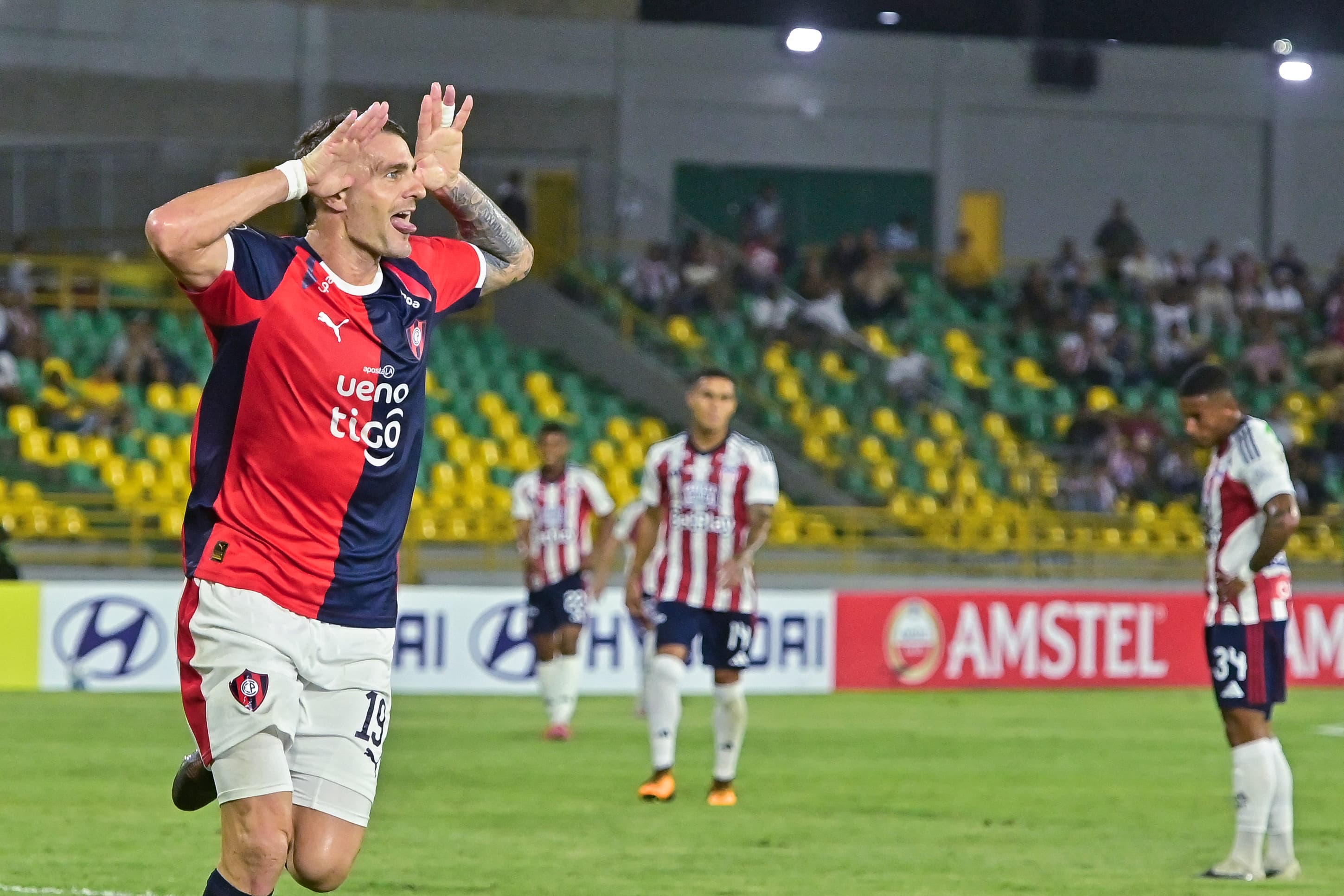 🎨📹 Ex-Vasco, Vegetti scores a stunner in Libertadores clash