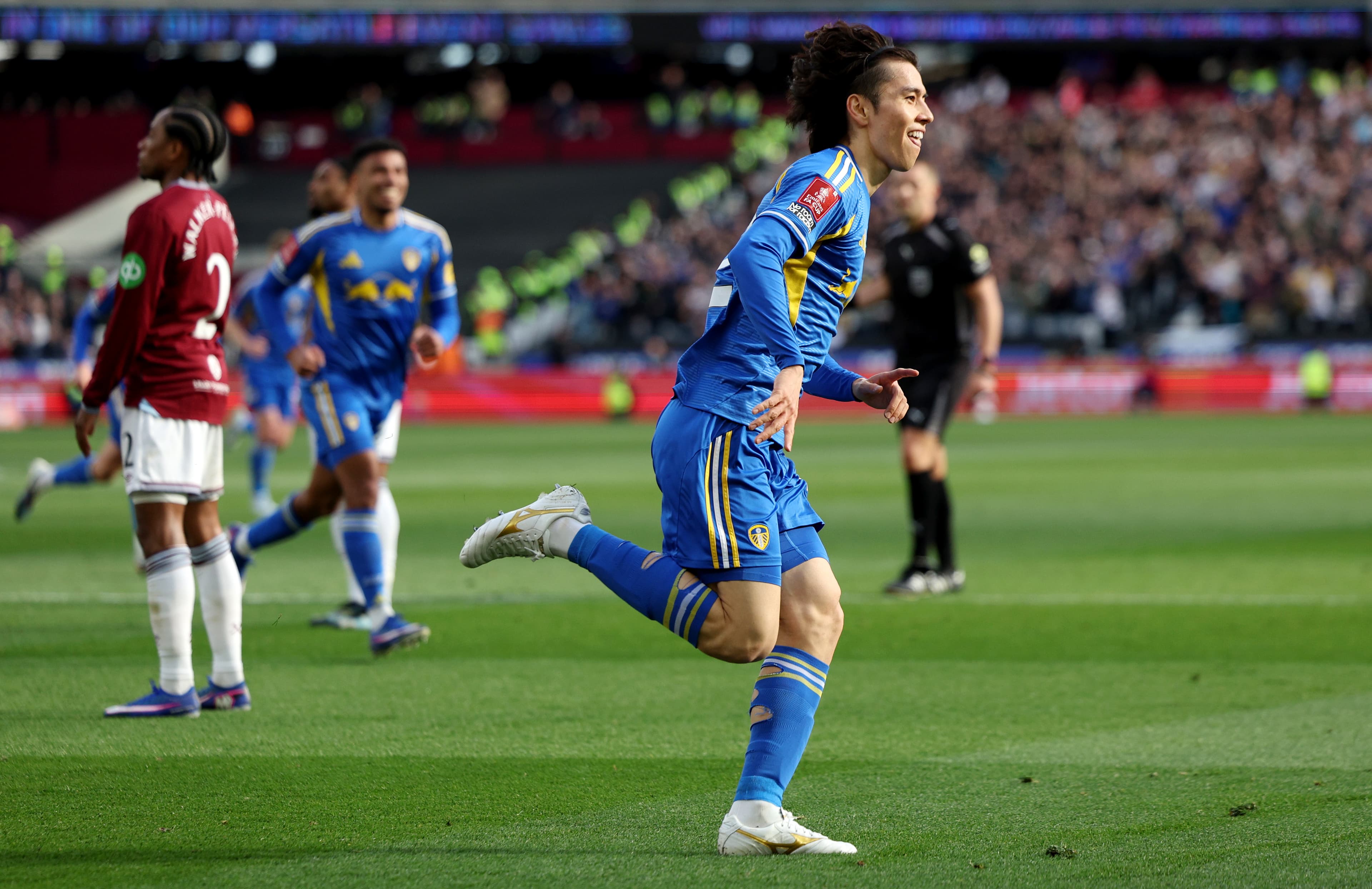 📸 Leeds midfielder breaks deadlock at West Ham with brilliant strike 🔥