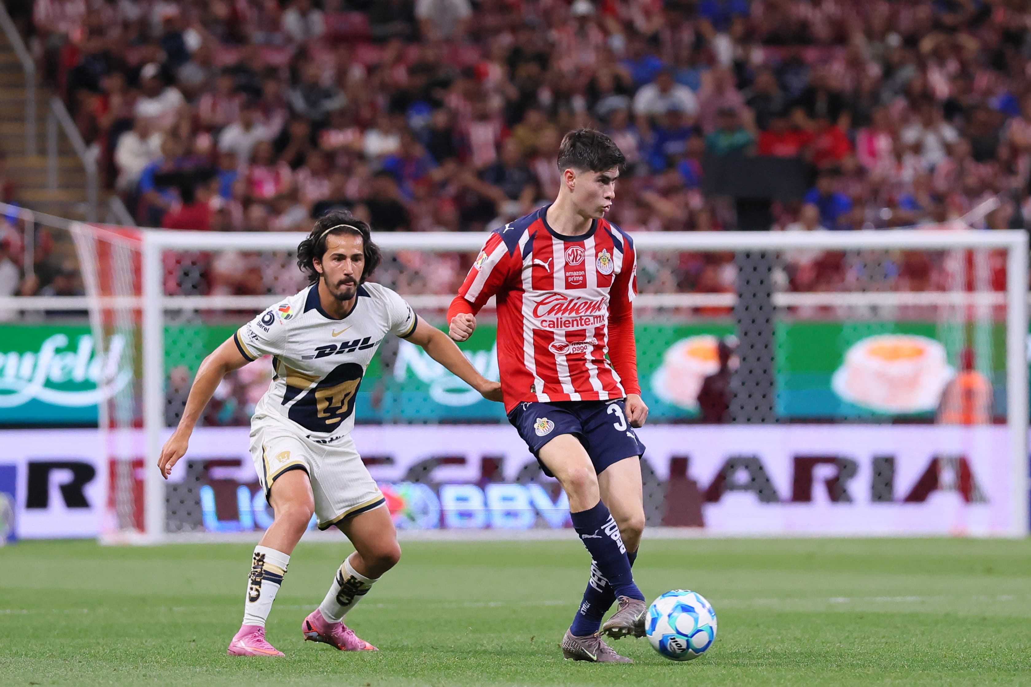 📝 Chivas draw with Pumas amid controversy