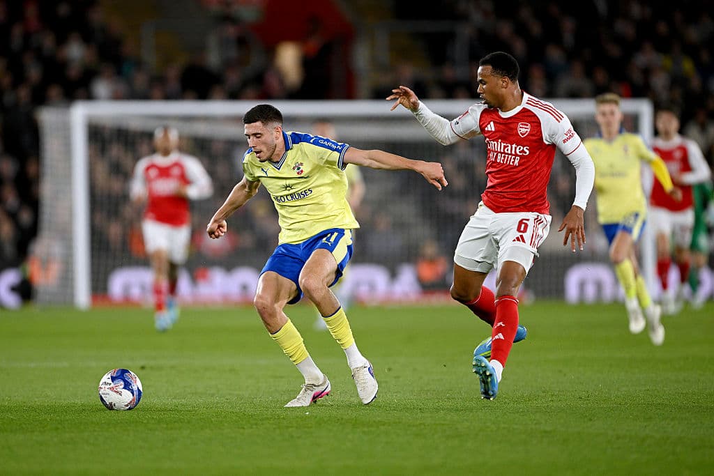 😳 Gabriel Magalhães taken off during Arsenal's FA Cup exit