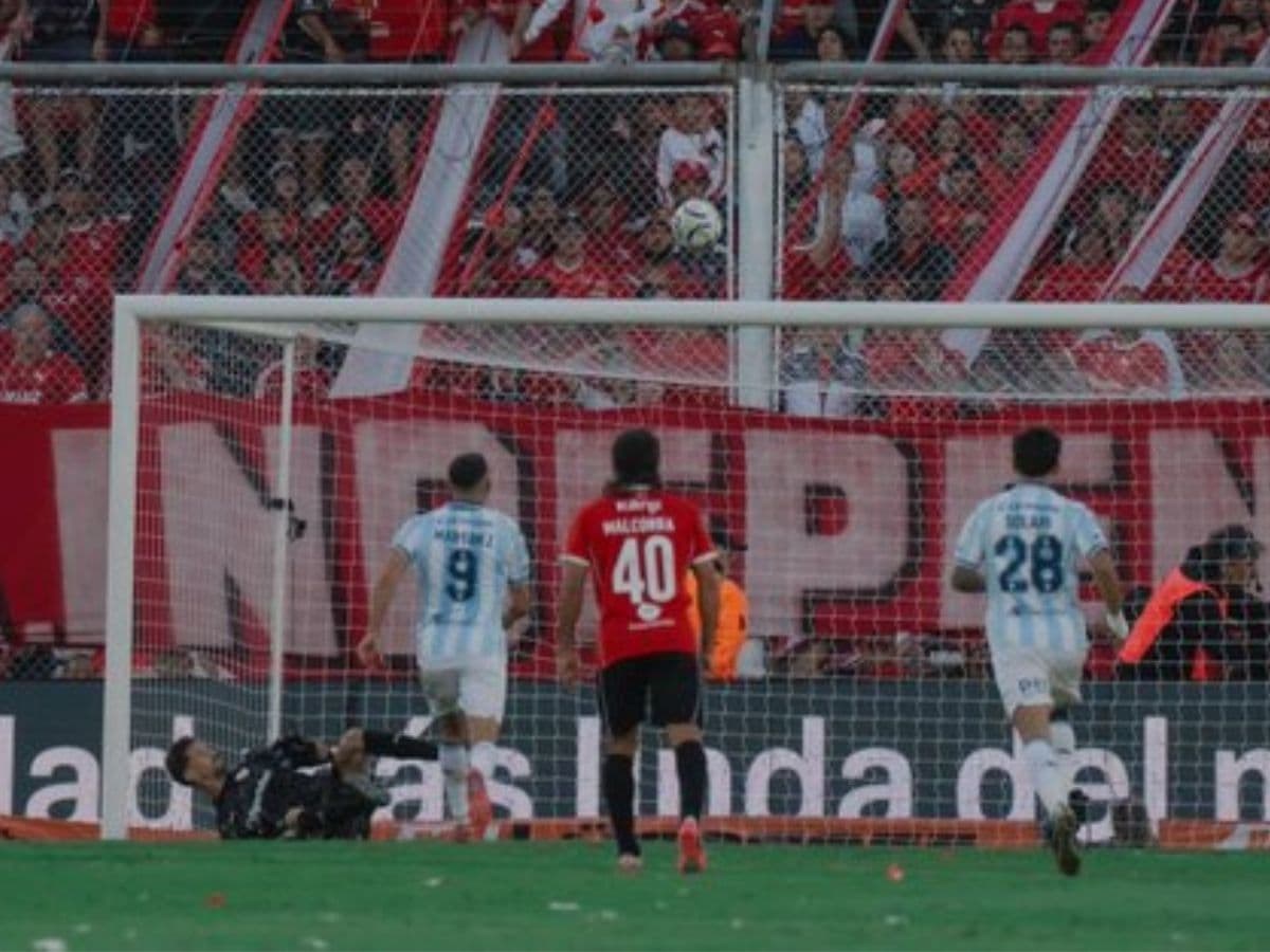 Hilarious scene: striker dinks it, misses pen and is hugged by rivals 😅