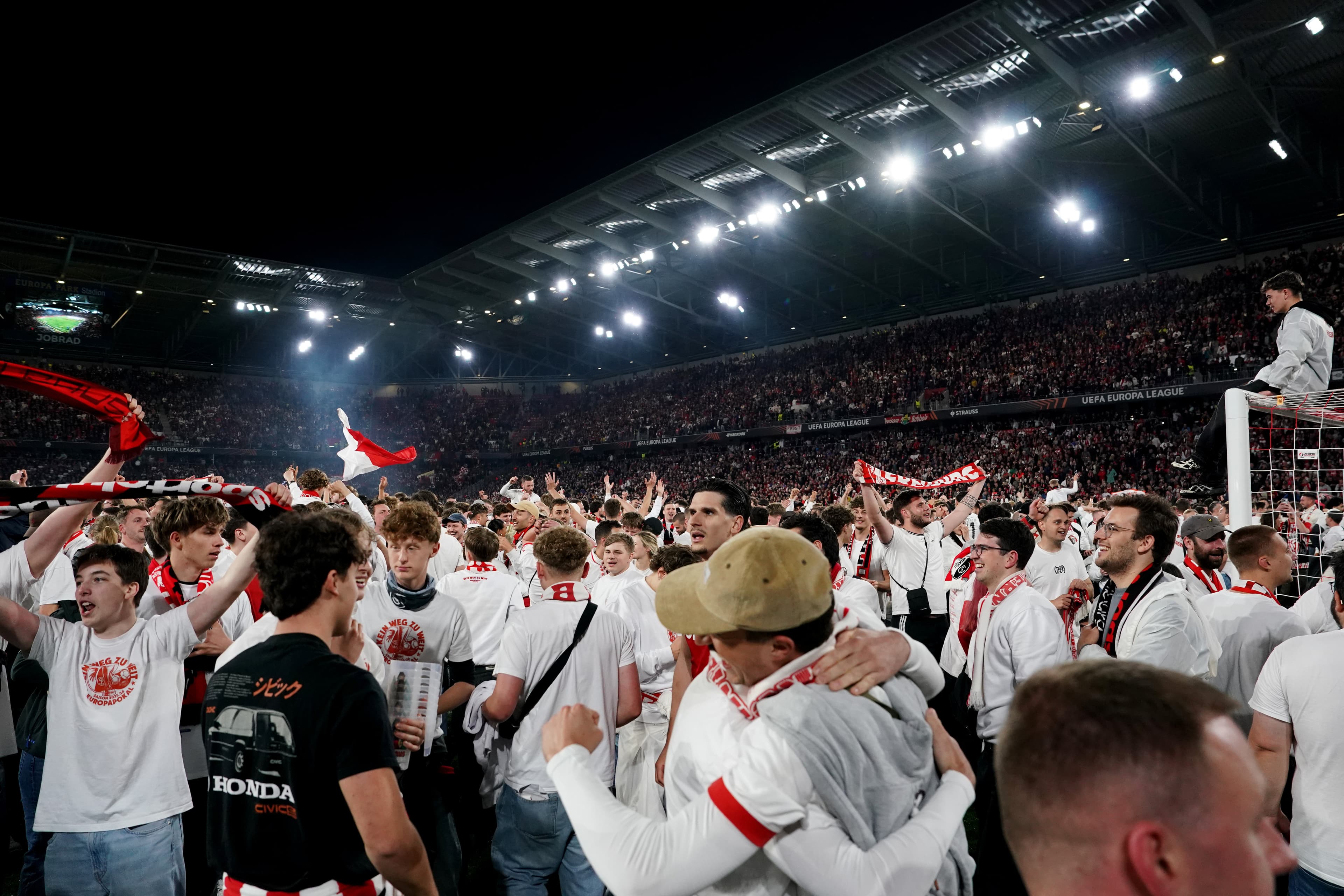 📸 So typically Freiburg: was that the politest pitch invasion ever?
