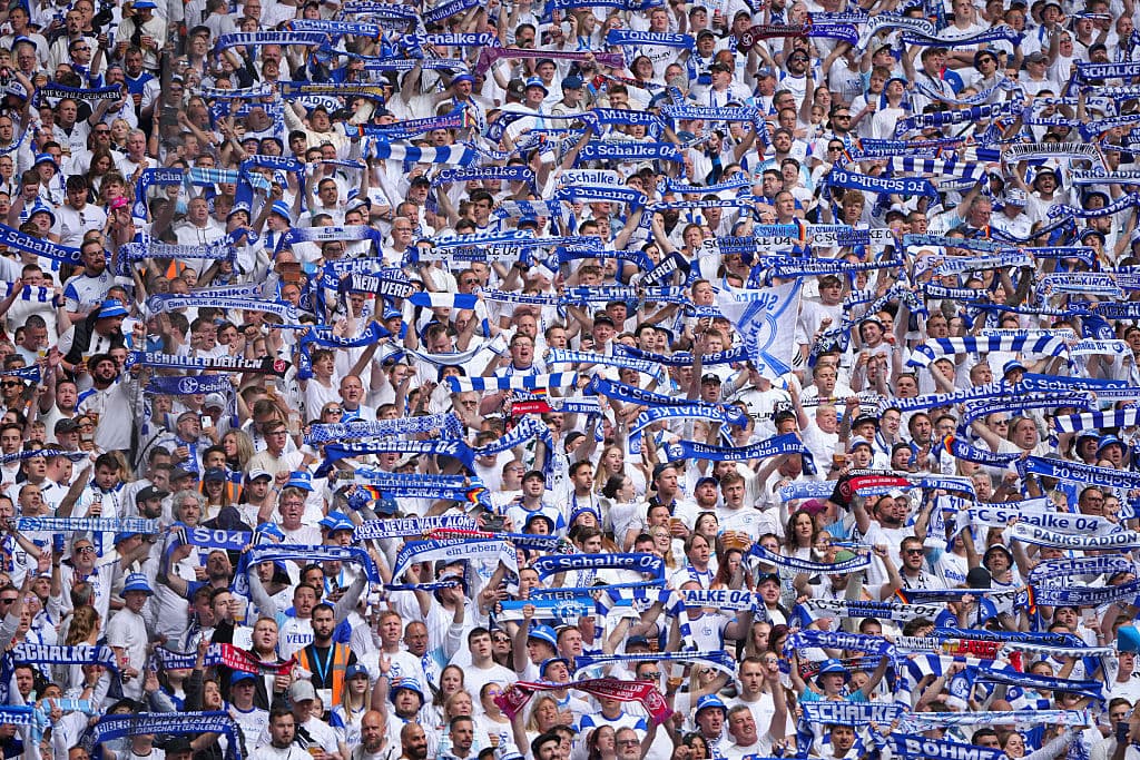 🎥 Madness in royal blue: 20,000 Schalke fans march to the stadium