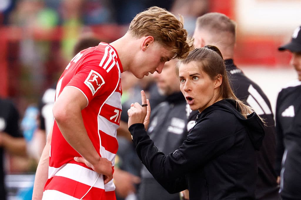 Coach makes BuLi debut and enters European football history 👀