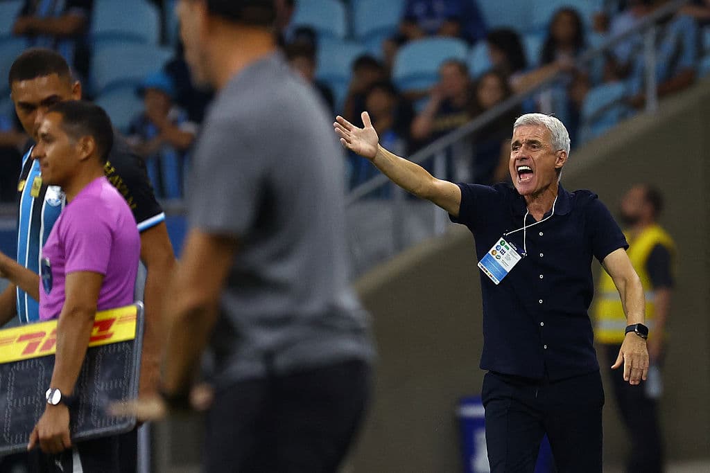 Forced change: how Luis Castro should line up Grêmio v Coxa
