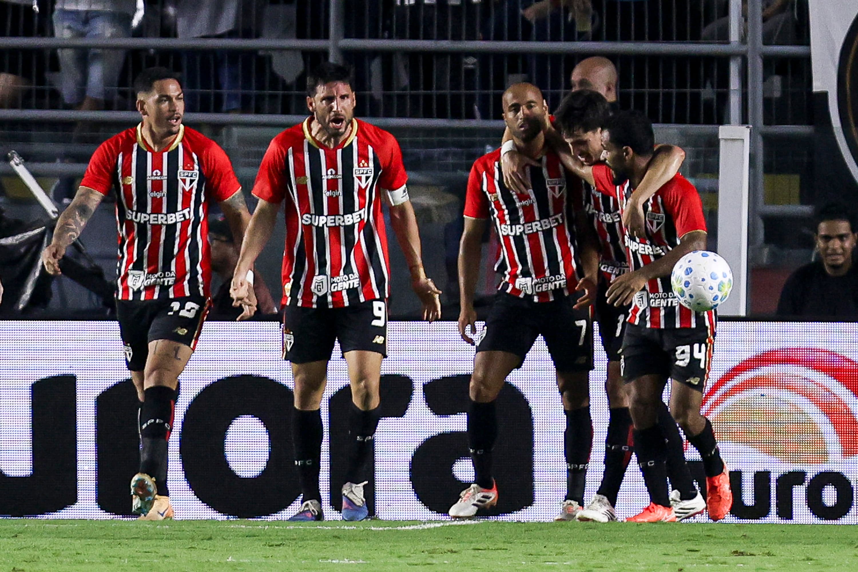 New Headline: "São Paulo Surges to 4-0 Victory Over RB Braga!