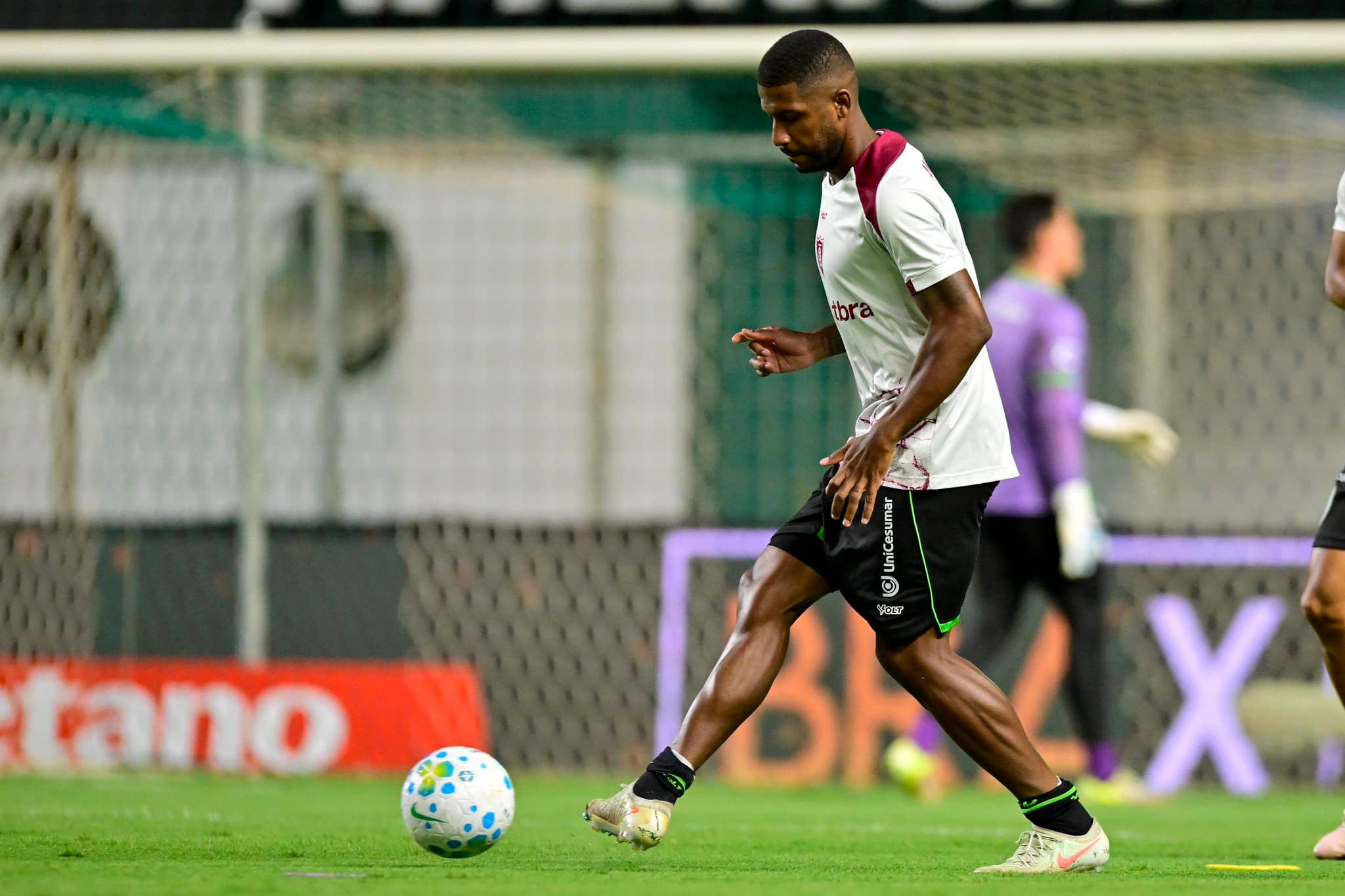 🤯 Brain freeze? Defender gives away bizarre penalty in Série B