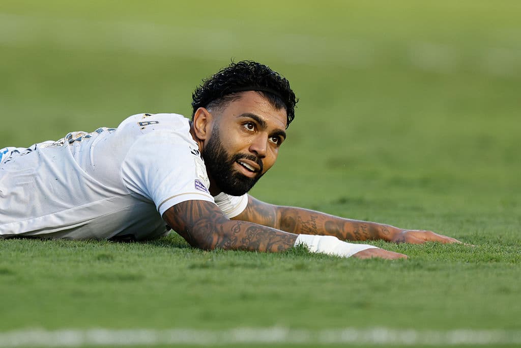📹 Gabriel Barbosa misses sitter from yards out! Watch and comment