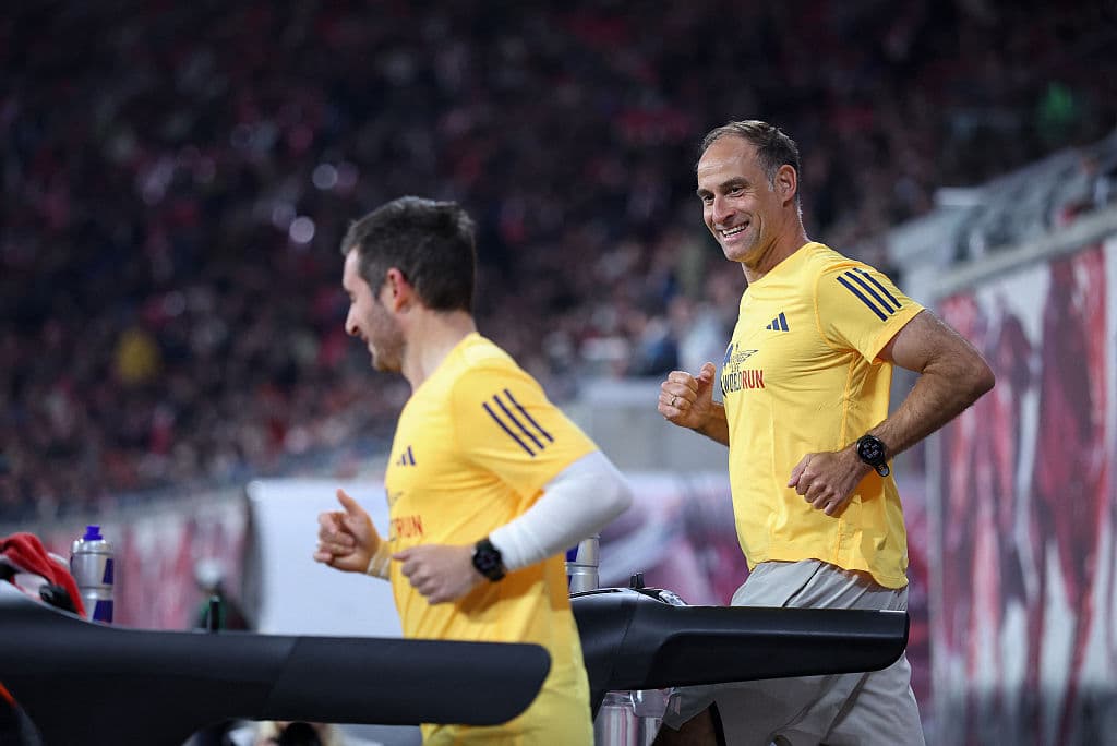 📸 Mintzlaff puts in the miles! Why the RB boss jogs by the touchline