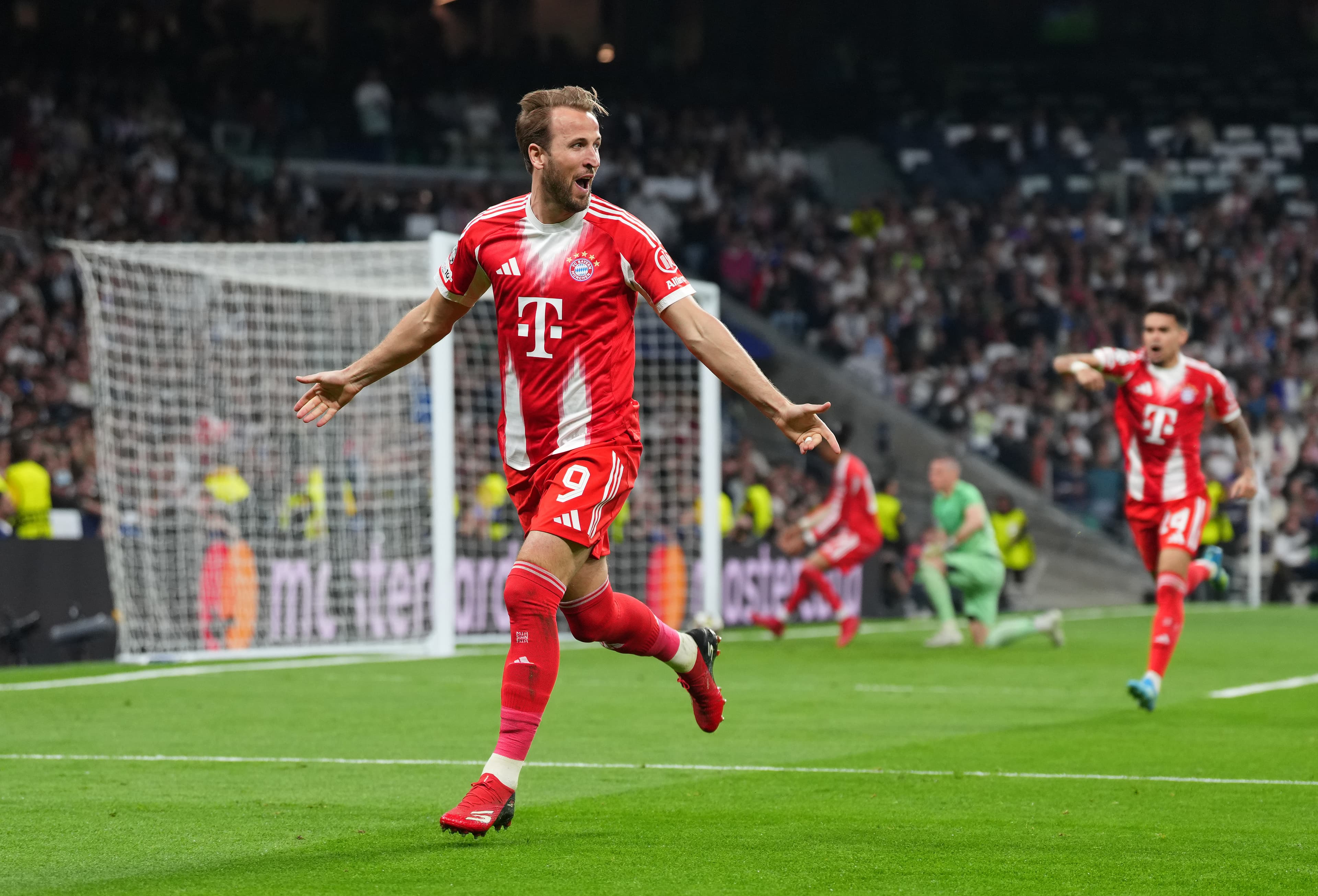 Harry Kane joins Bayern royalty with latest UCL strike 💫