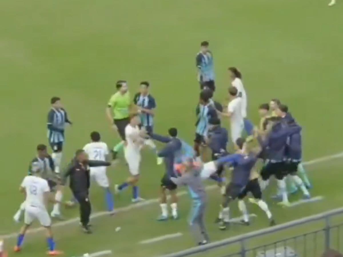 🤯 Shameful scenes! Youth game sees criminal flying kick in Brazil; watch