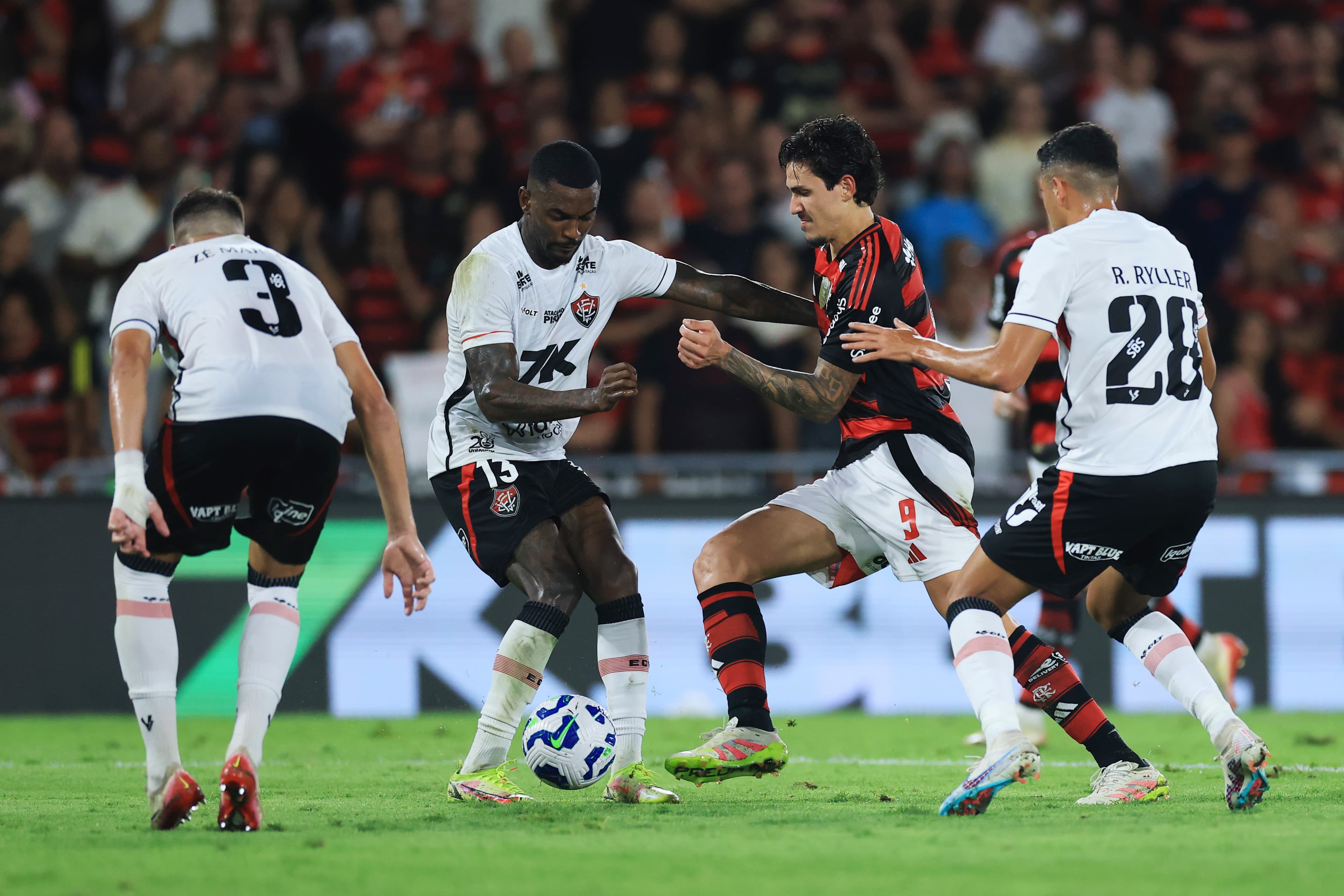 🤔 Daronco's officiating in Fla v Vitória sparks online row