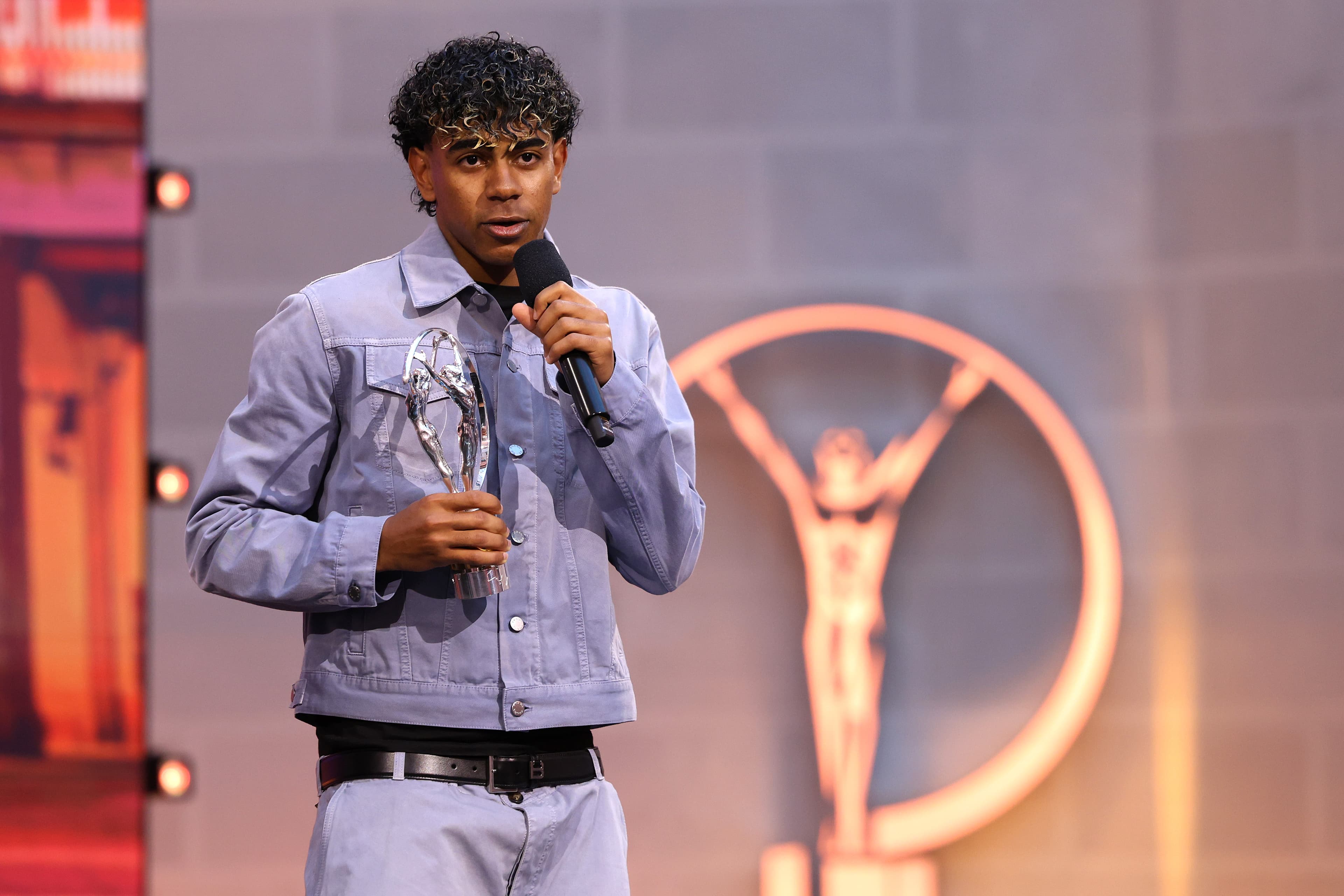 🚨 Lamine Yamal wins a prestigious award