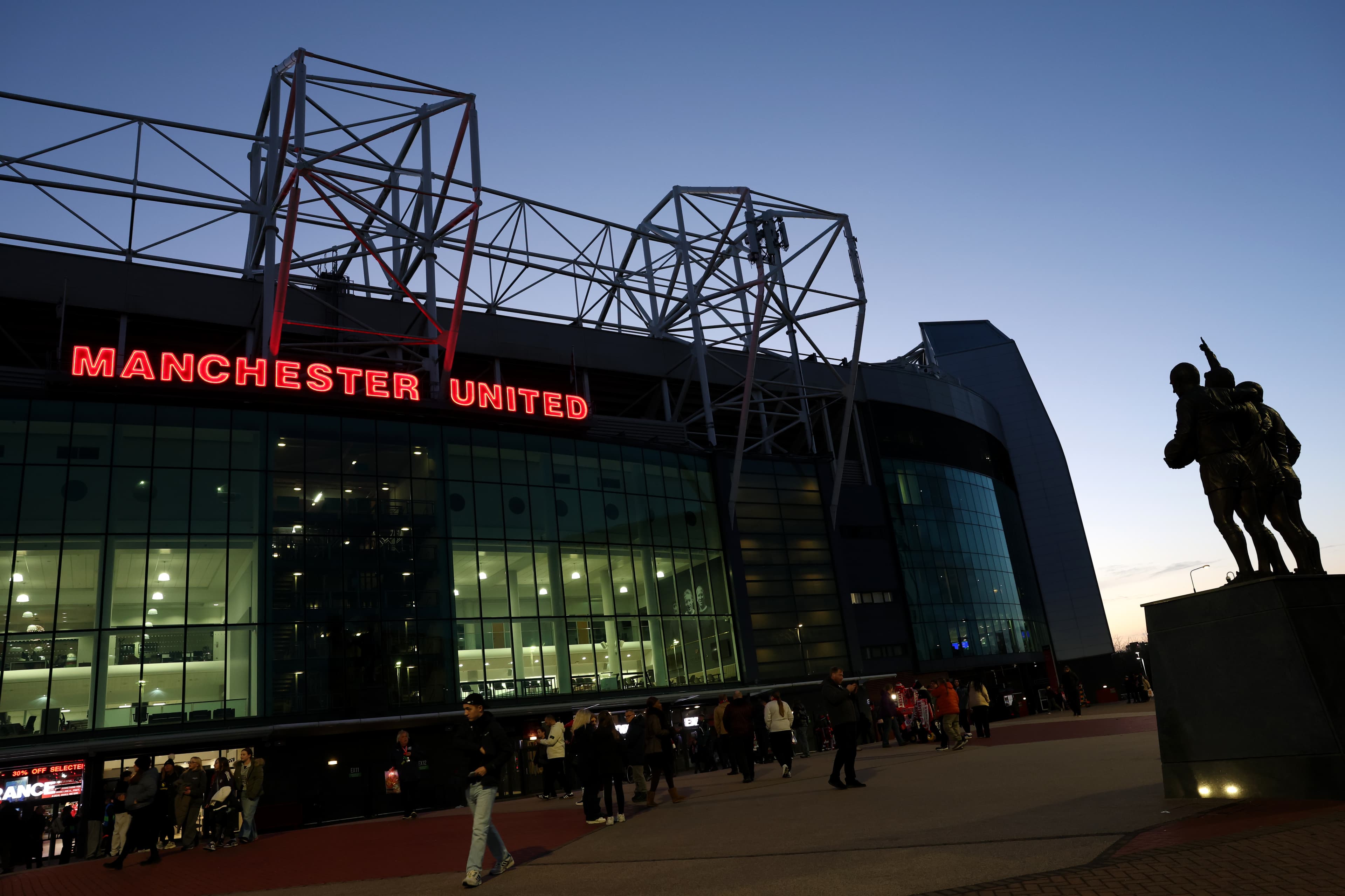 🚨 BREAKING: Man Utd officially unveil new home kit 📸
